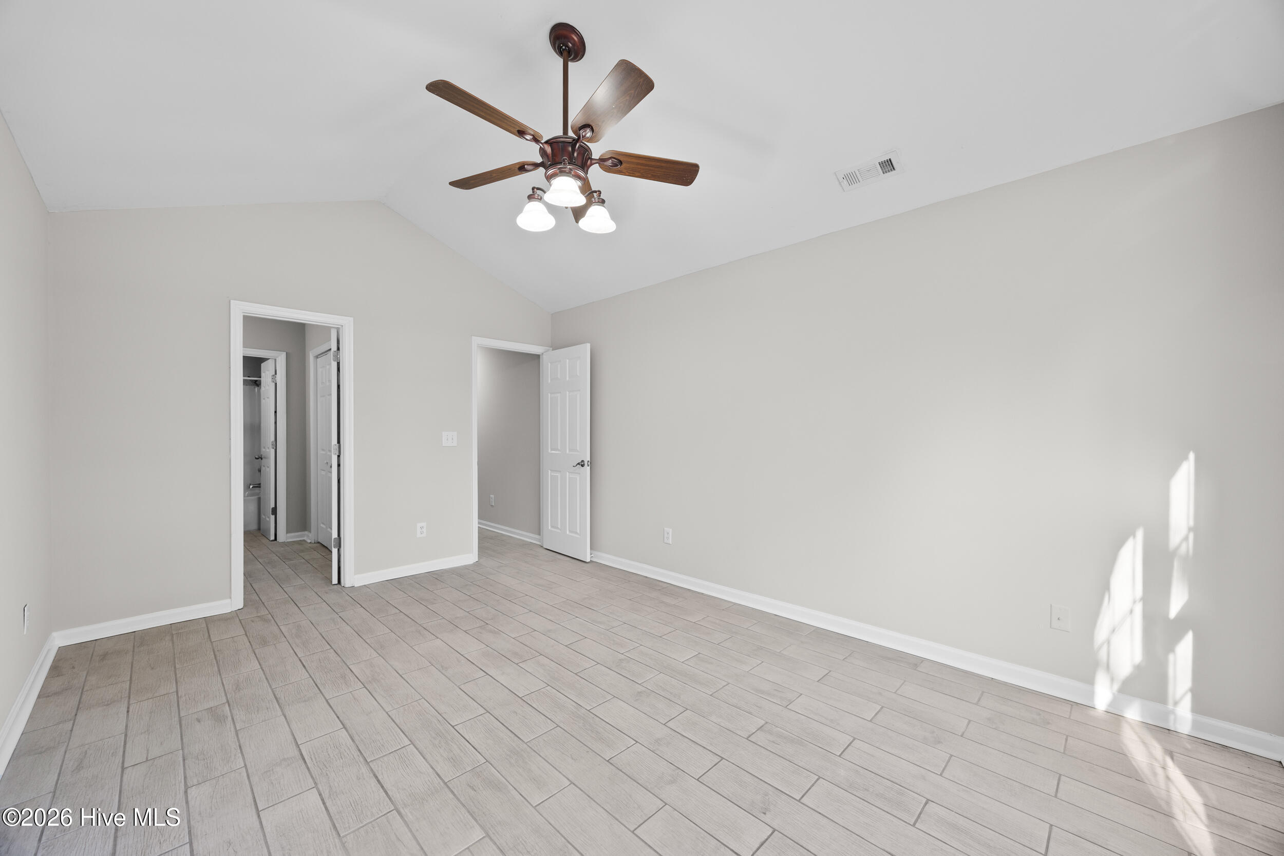 100548509 | Photo 14