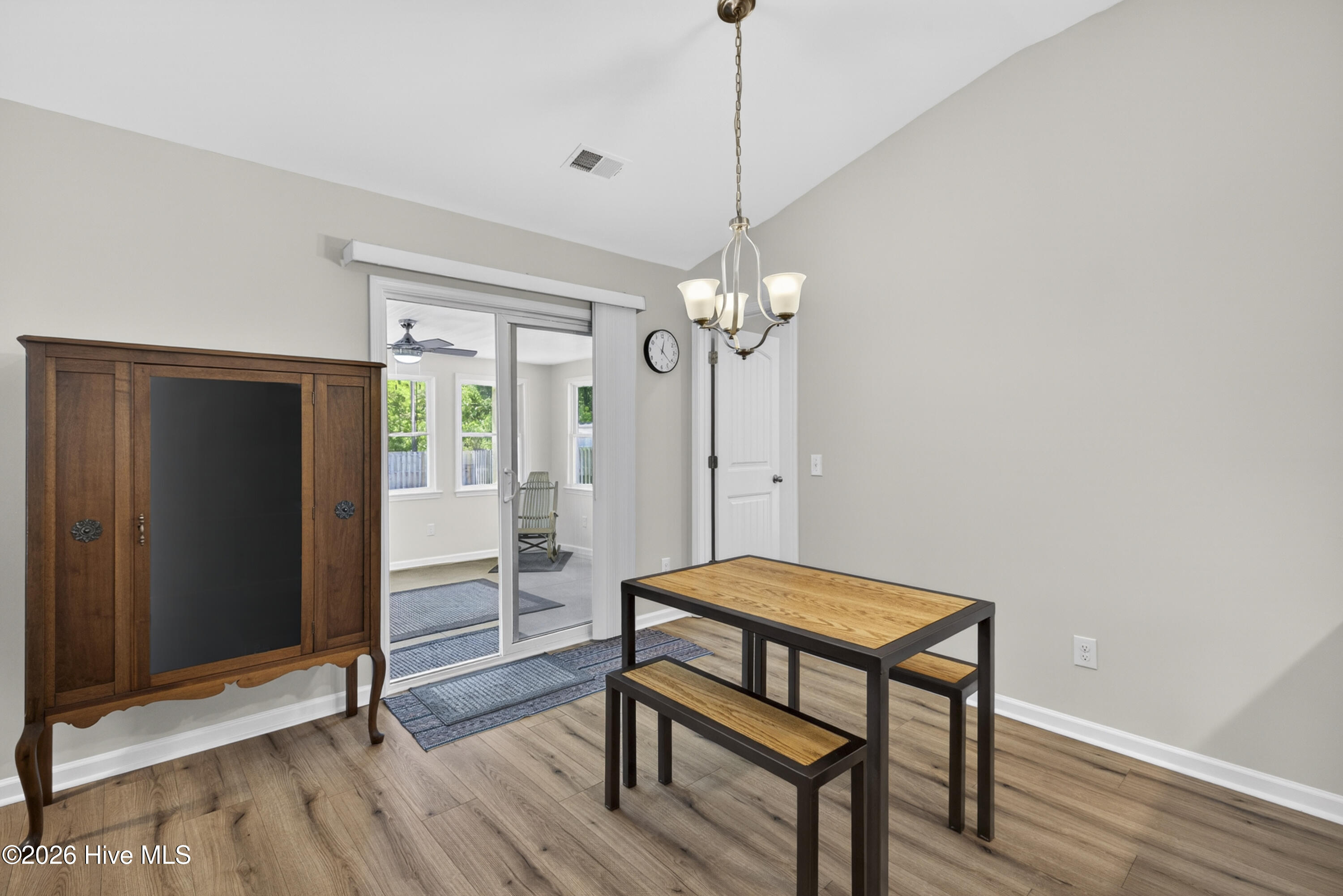 100570076 | Photo 28