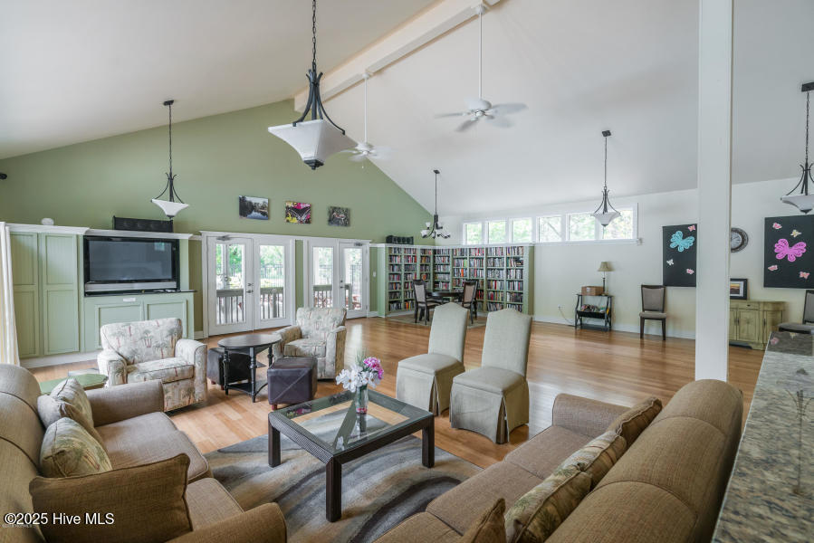 100542938 | Photo 14