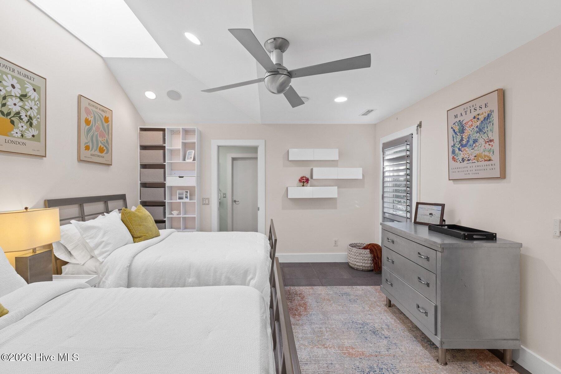 100558974 | Photo 41