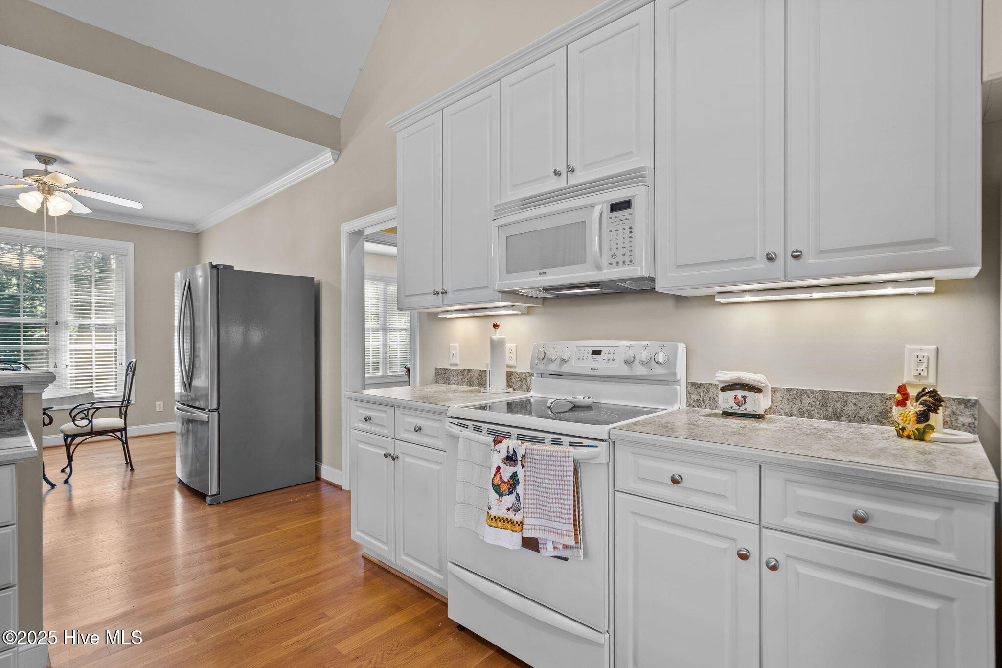 100532156 | Photo 18