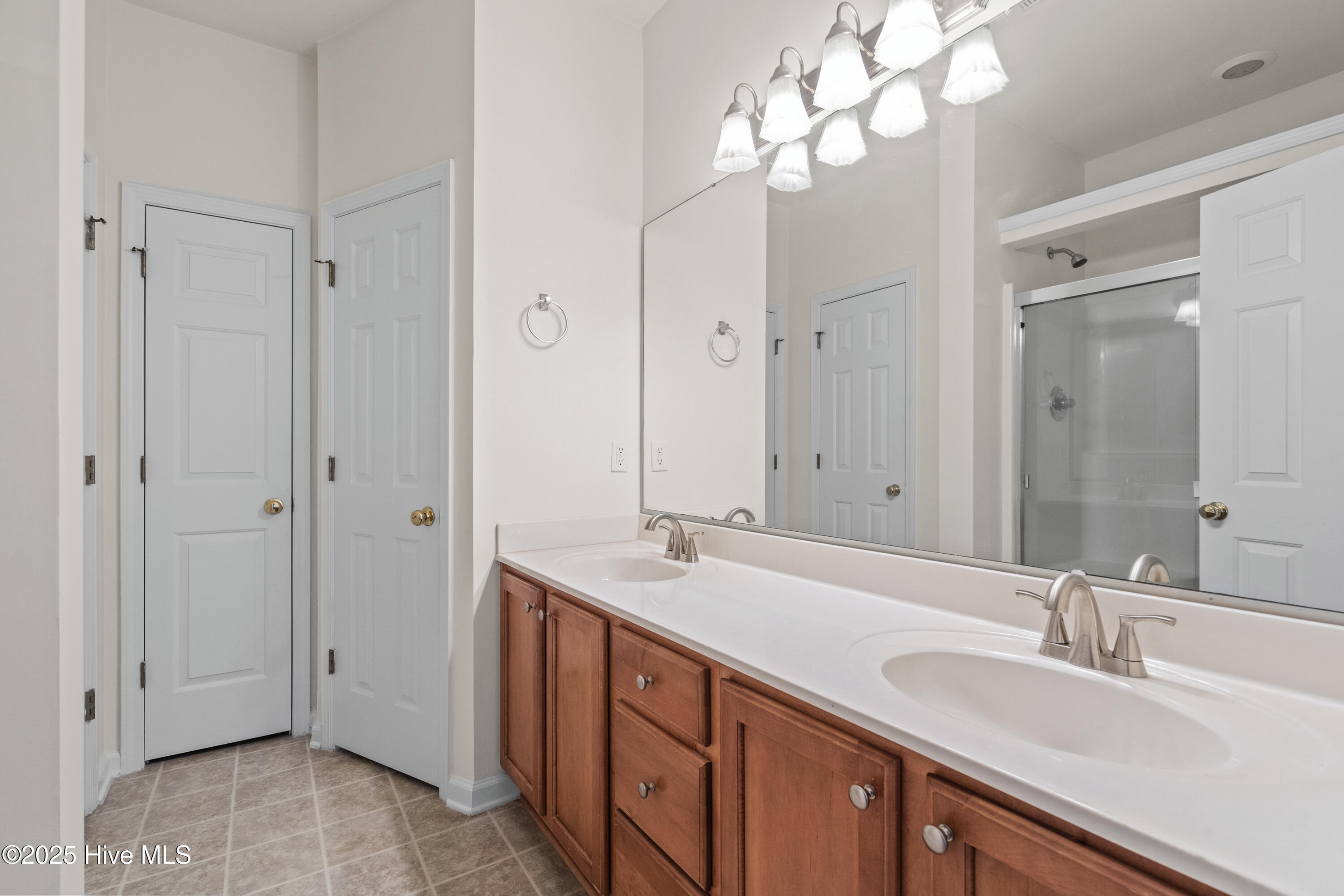 100543792 | Photo 18