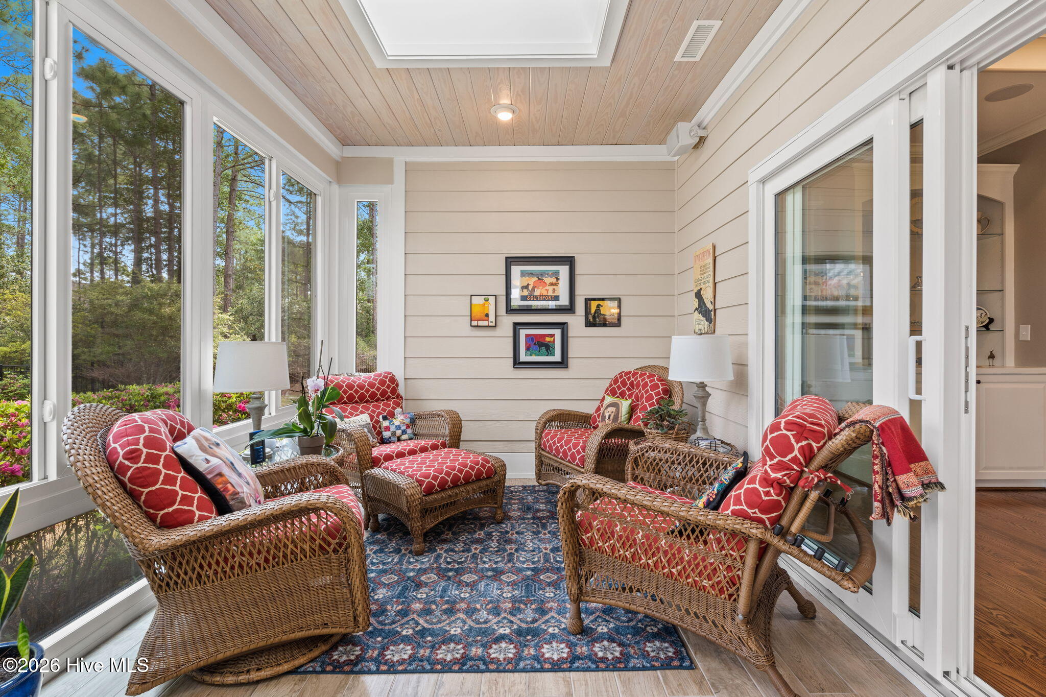 100566382 | Photo 22