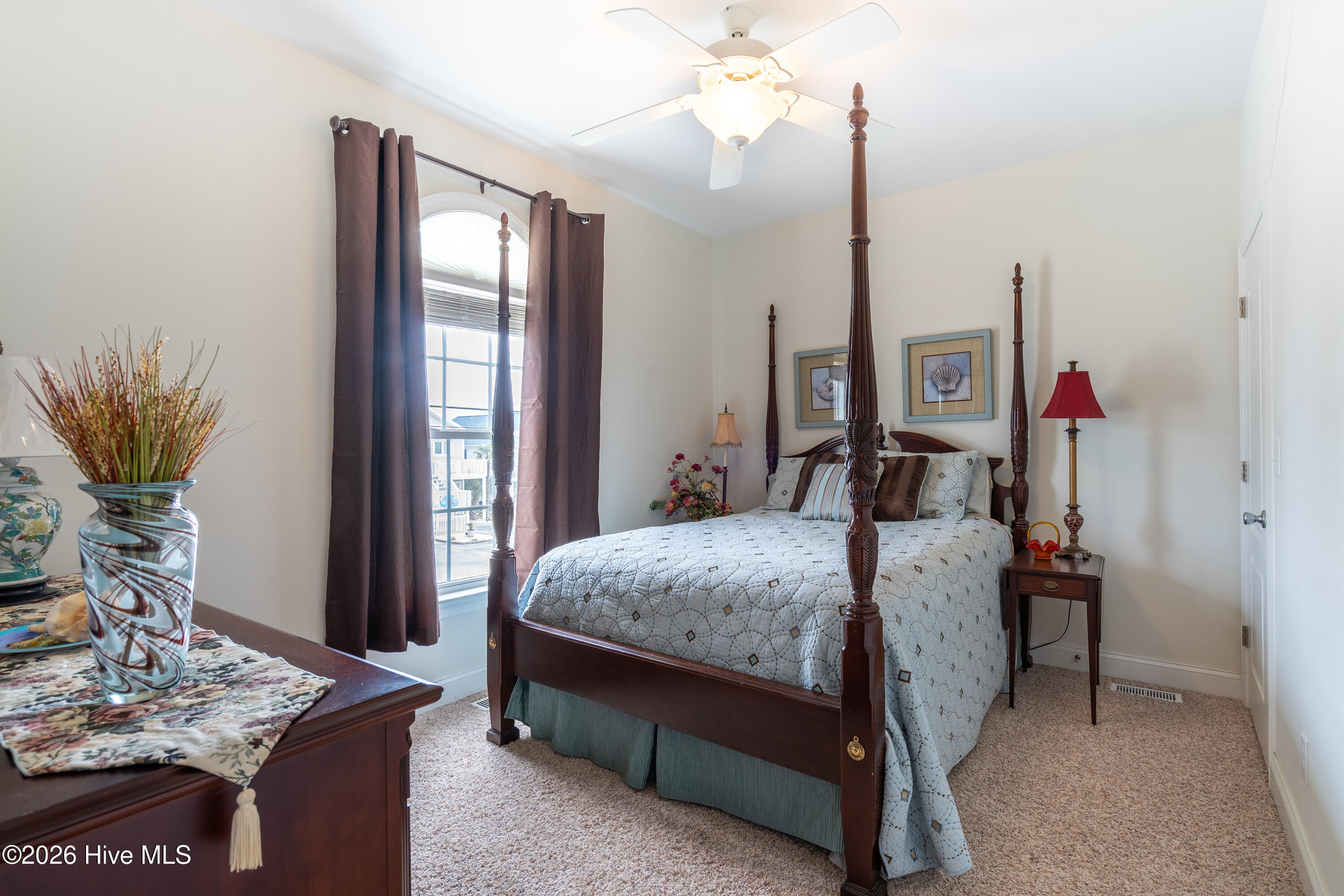 100557318 | Photo 16