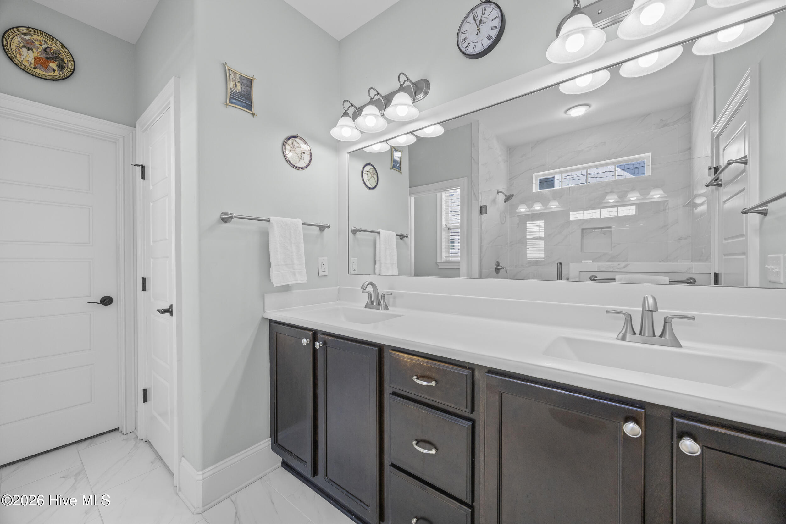 100565647 | Photo 27