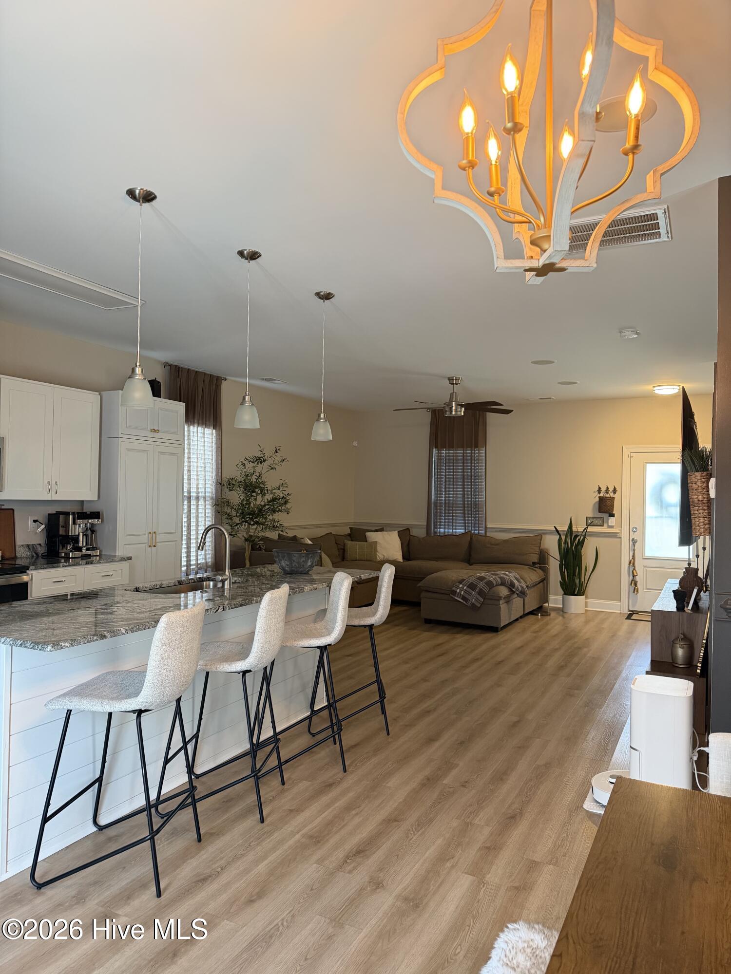 100568298 | Photo 12