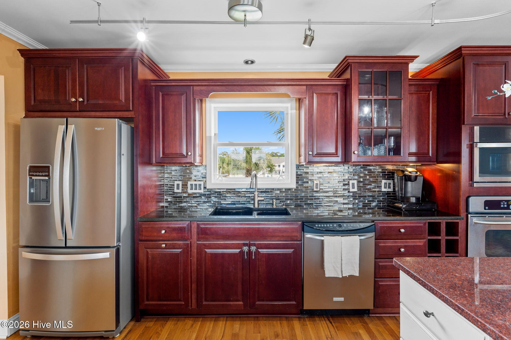 100570592 | Photo 12