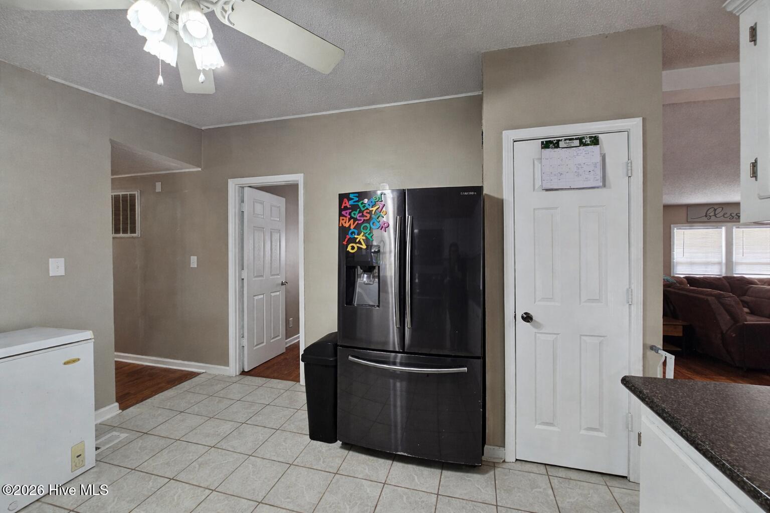 100561319 | Photo 23