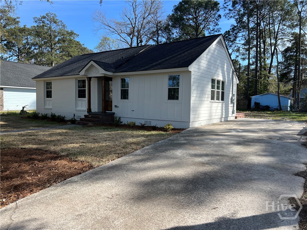 Photo 1 of Single family home for sale at 233 E Derenne Ave, Savannah, GA 31405 | MLS# SA353879 | Listing updated on 2026-10-28