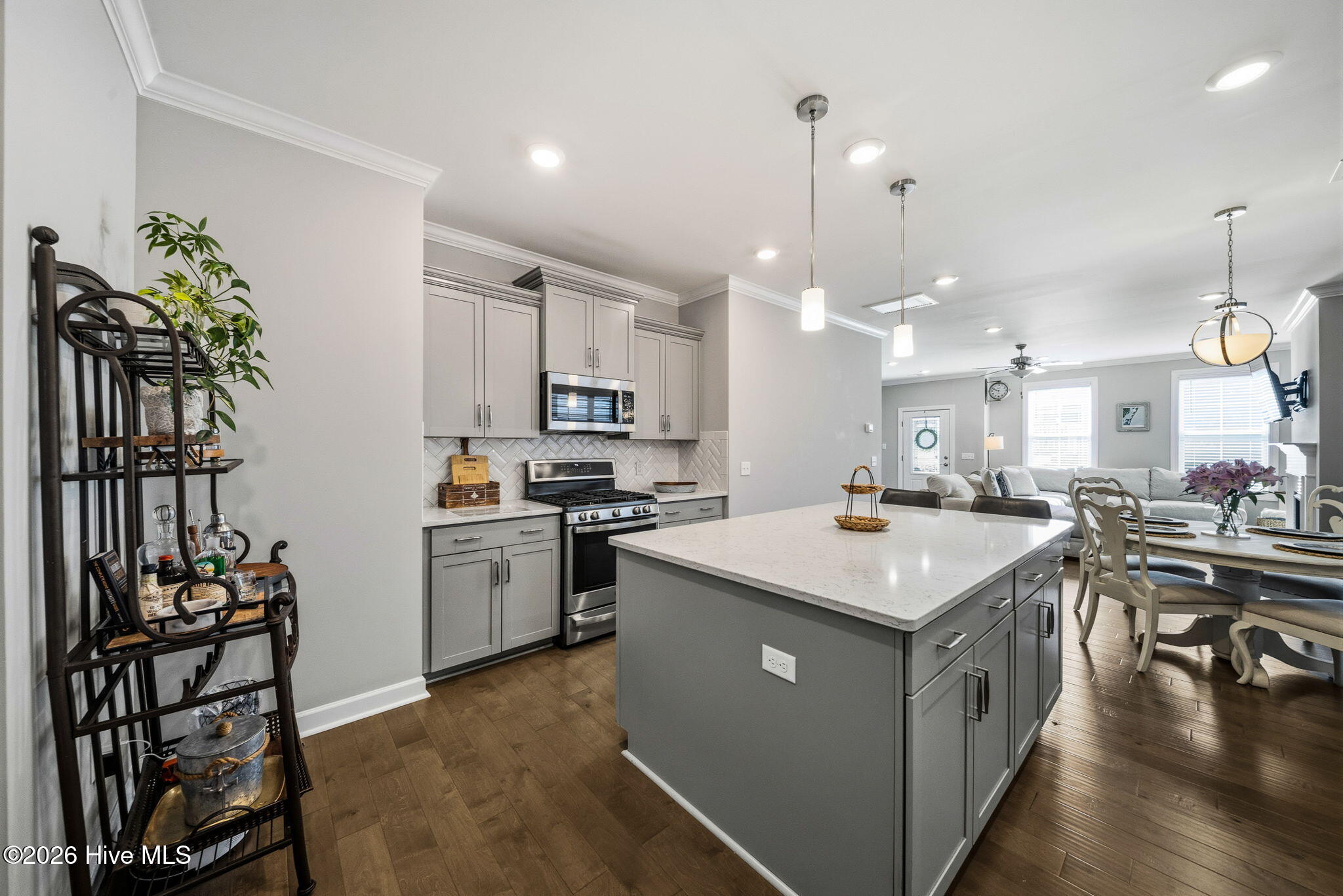 100563185 | Photo 16