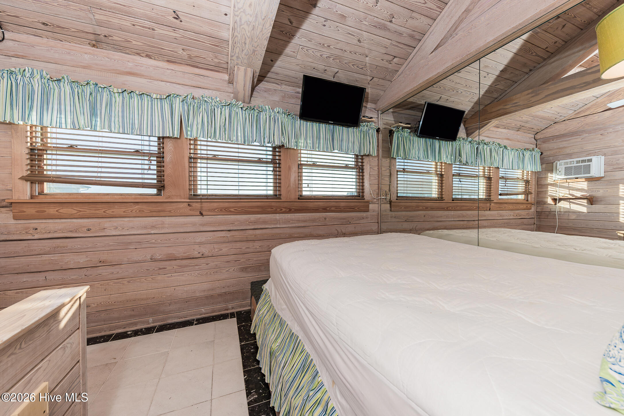 100560422 | Photo 18