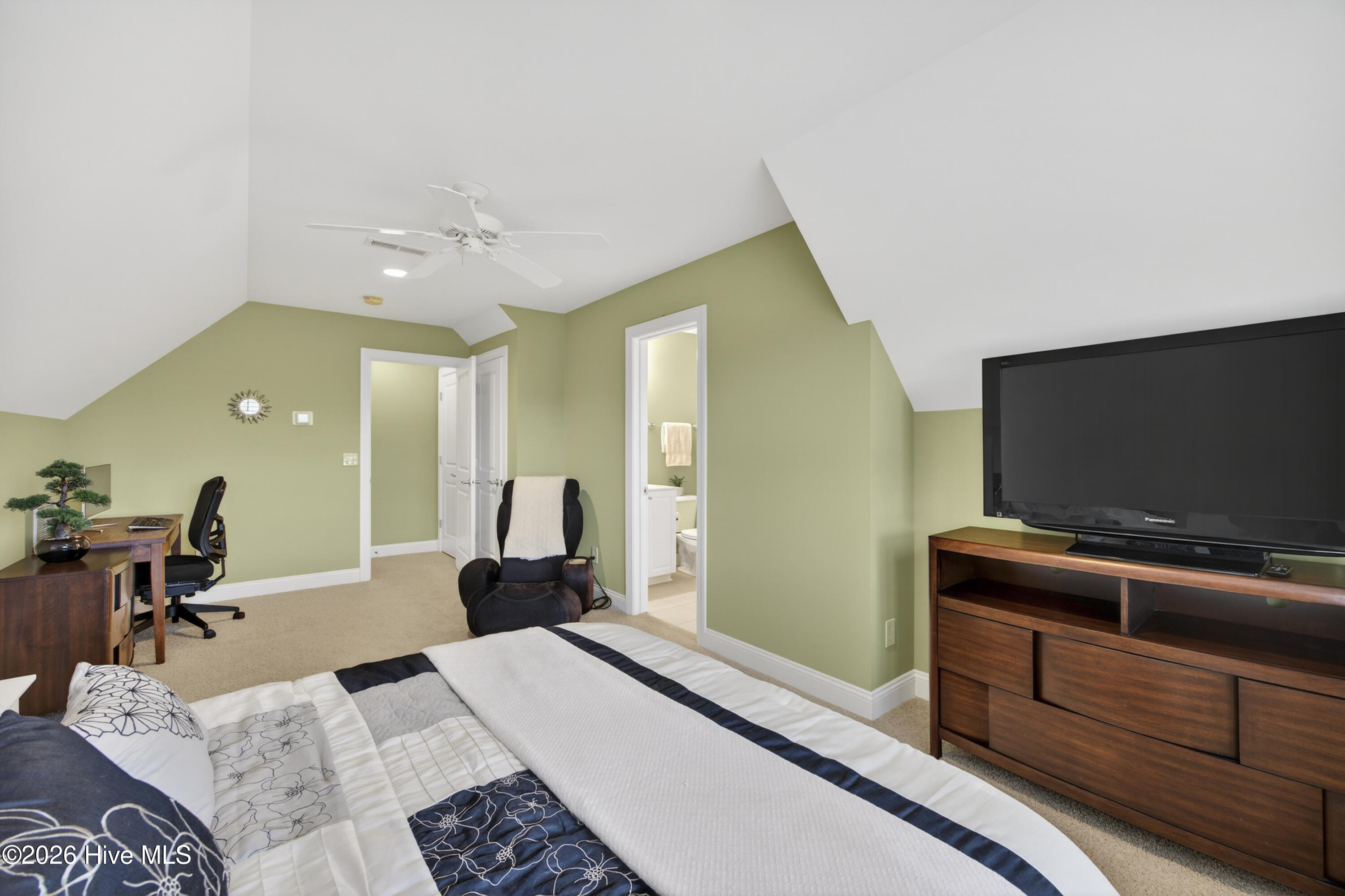 100550838 | Photo 40