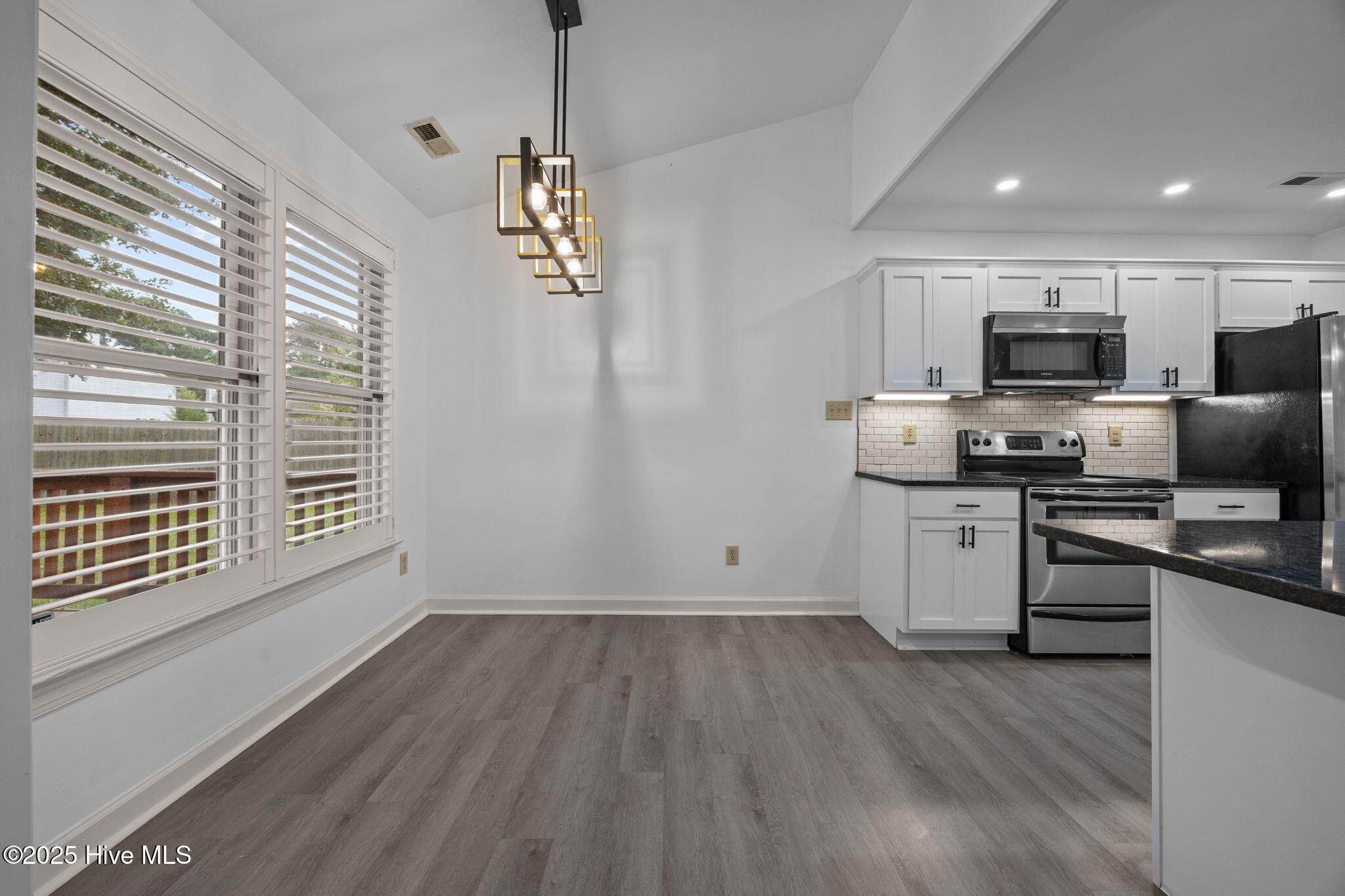 10-web-or-mls-406 Hampshire Pl. 12