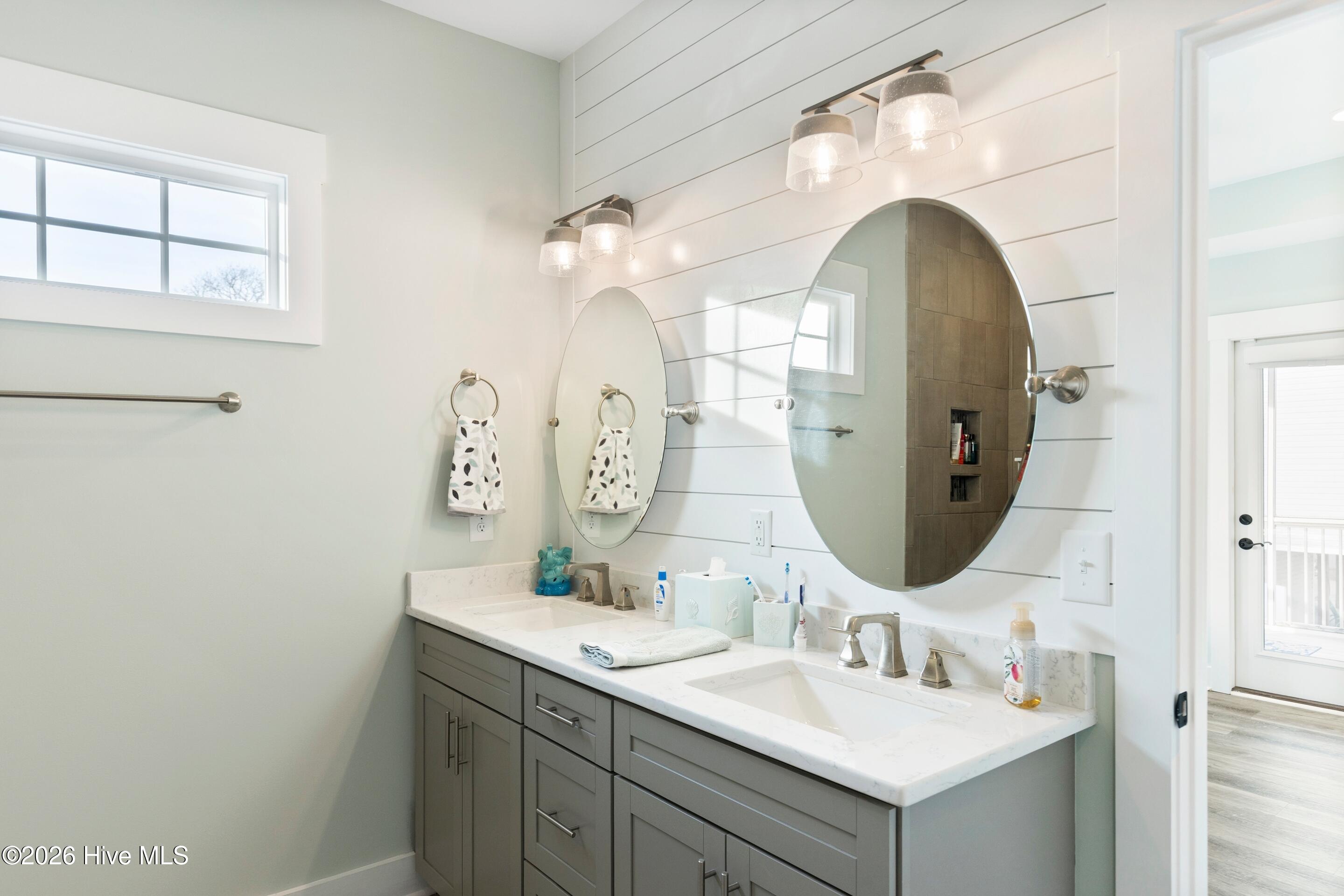 100548444 | Photo 49