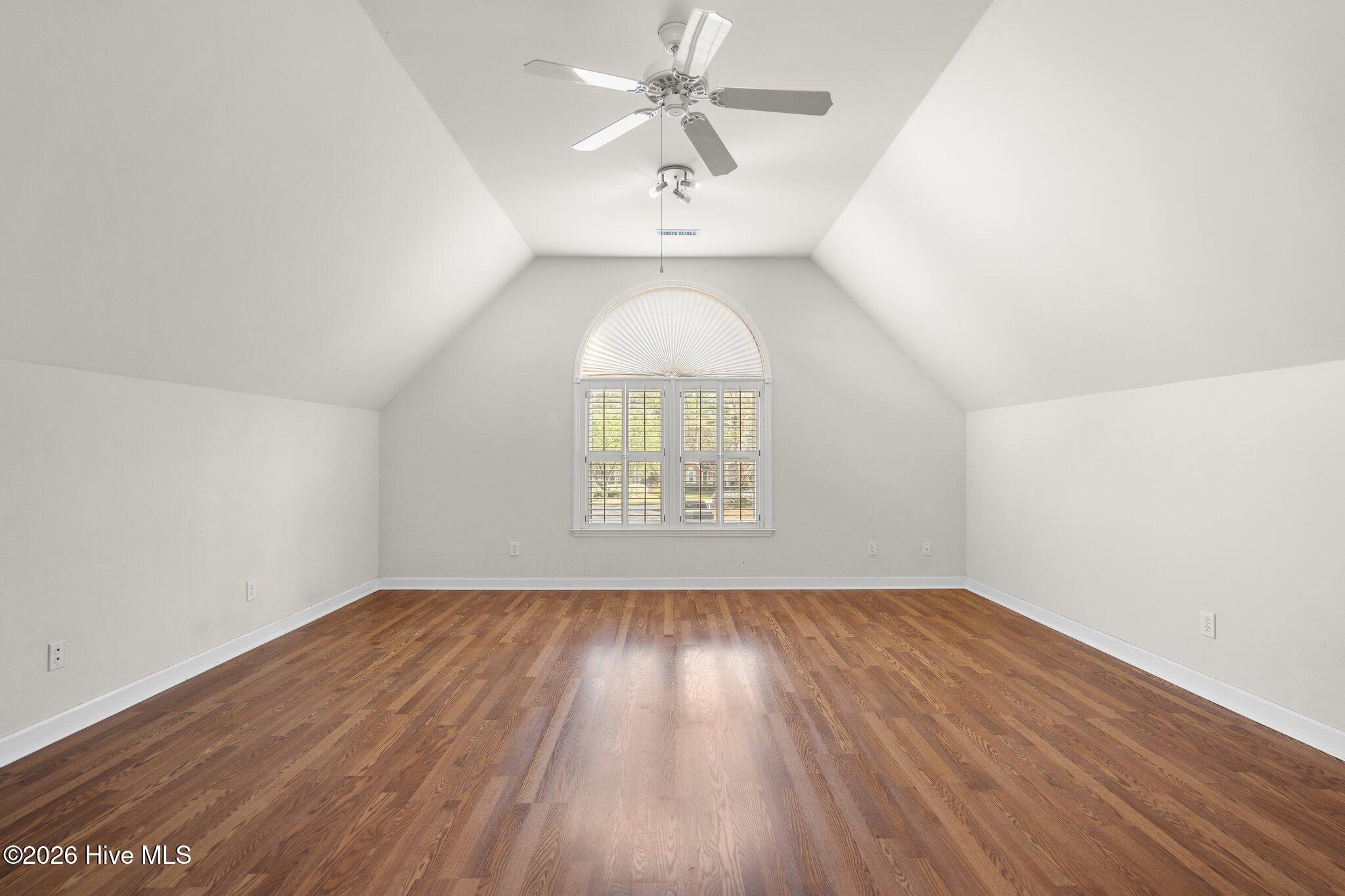 100570682 | Photo 24