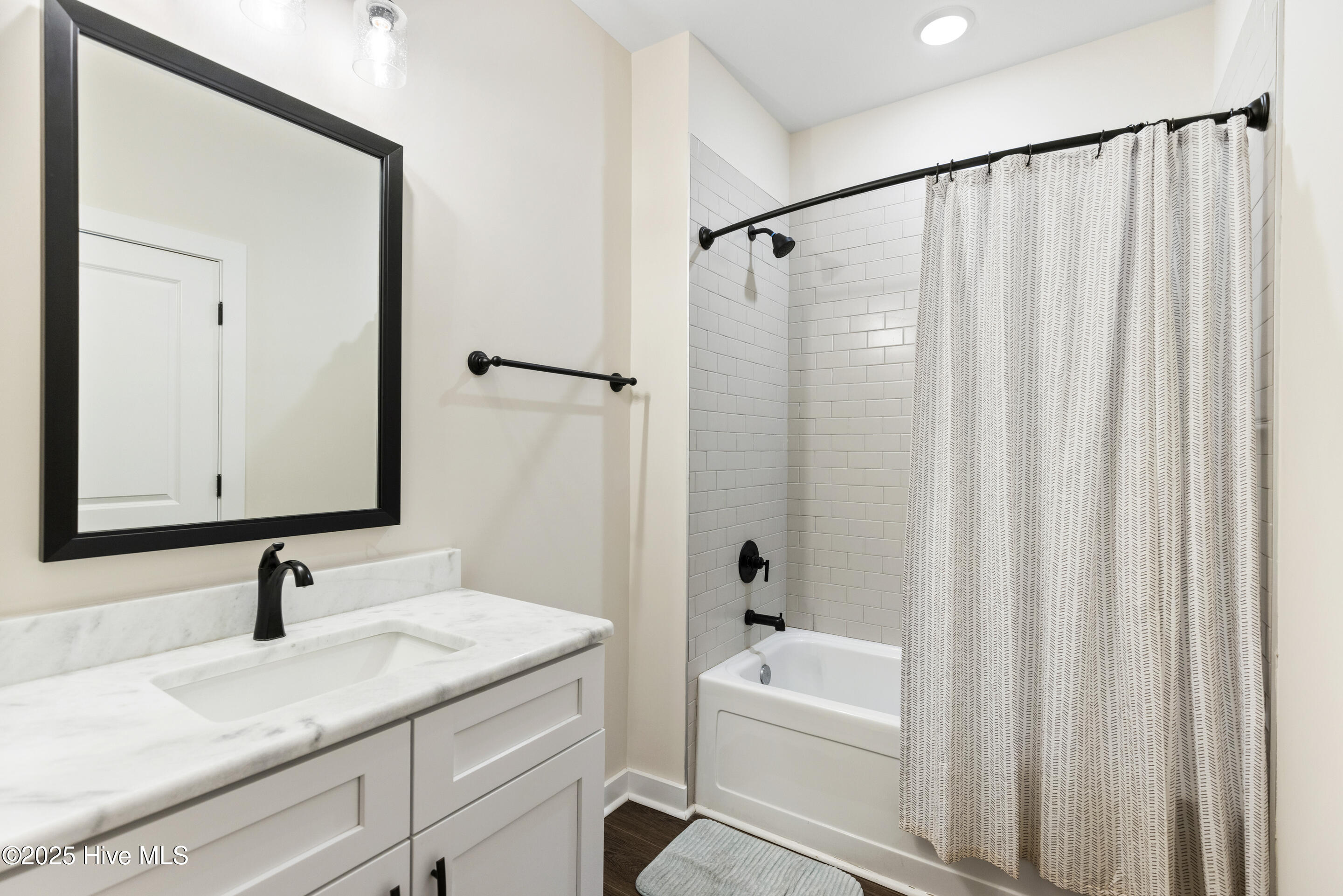 100559926 | Photo 43