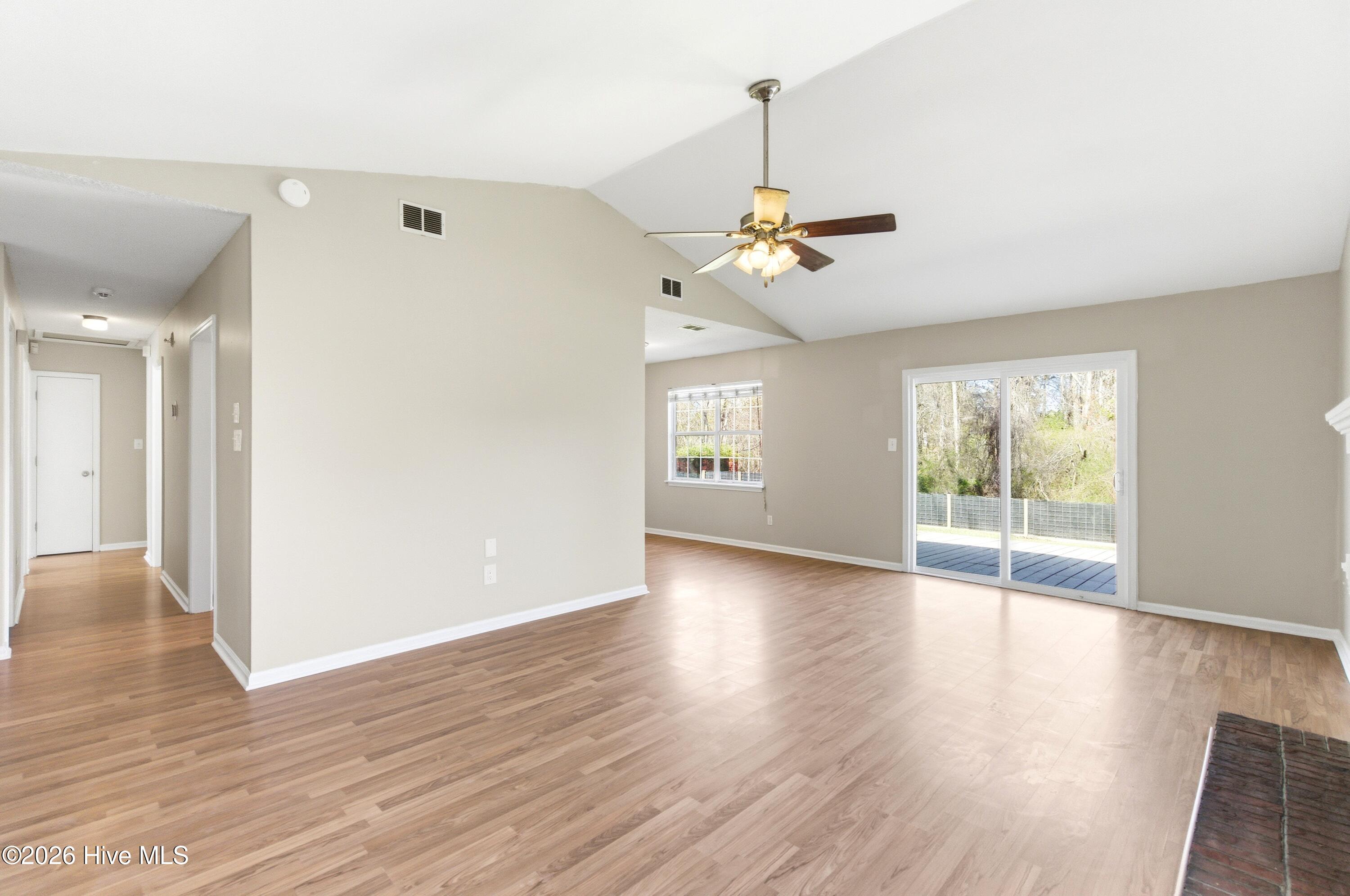 100561176 | Photo 14