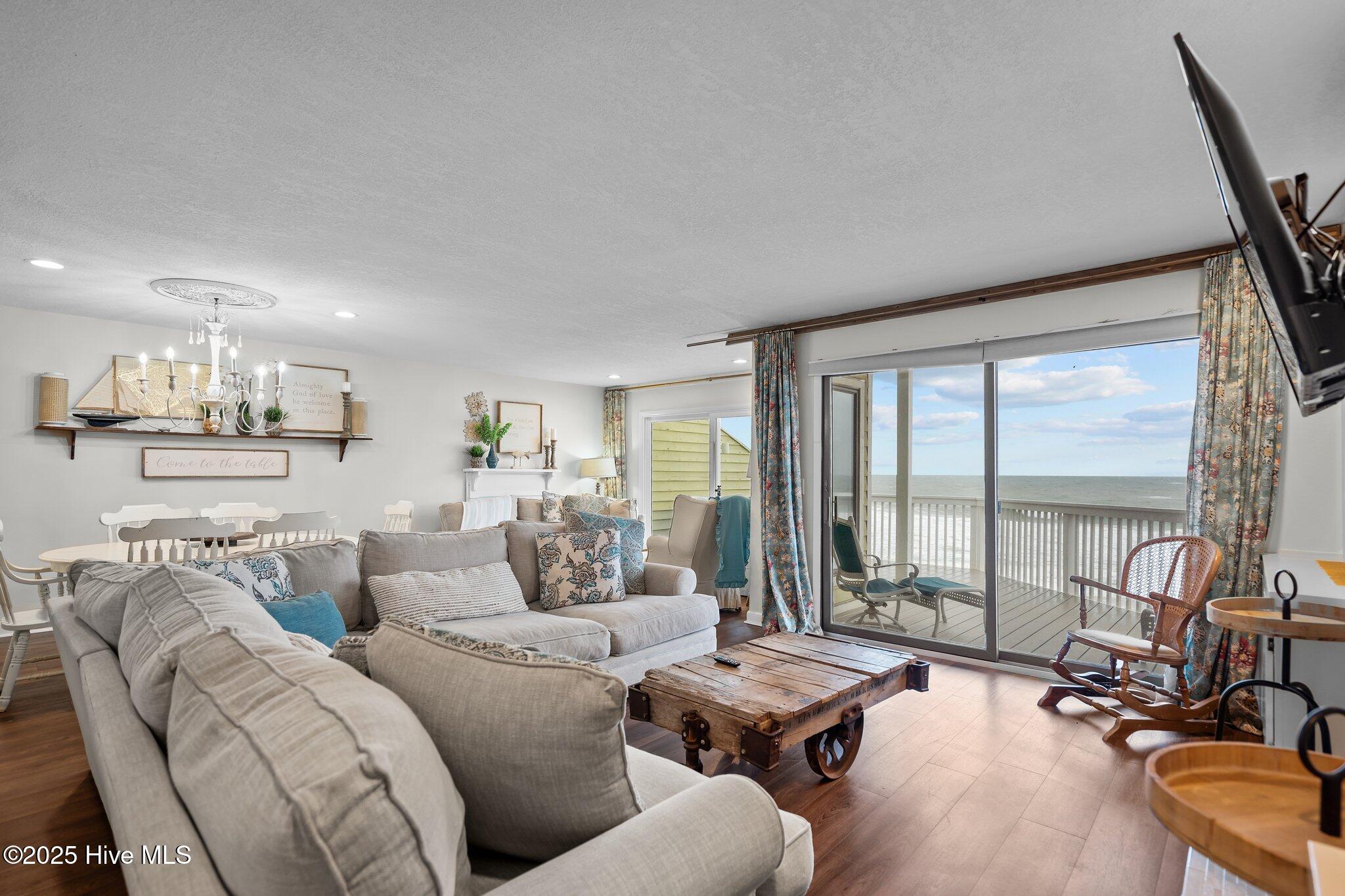 100564100 | Photo 47