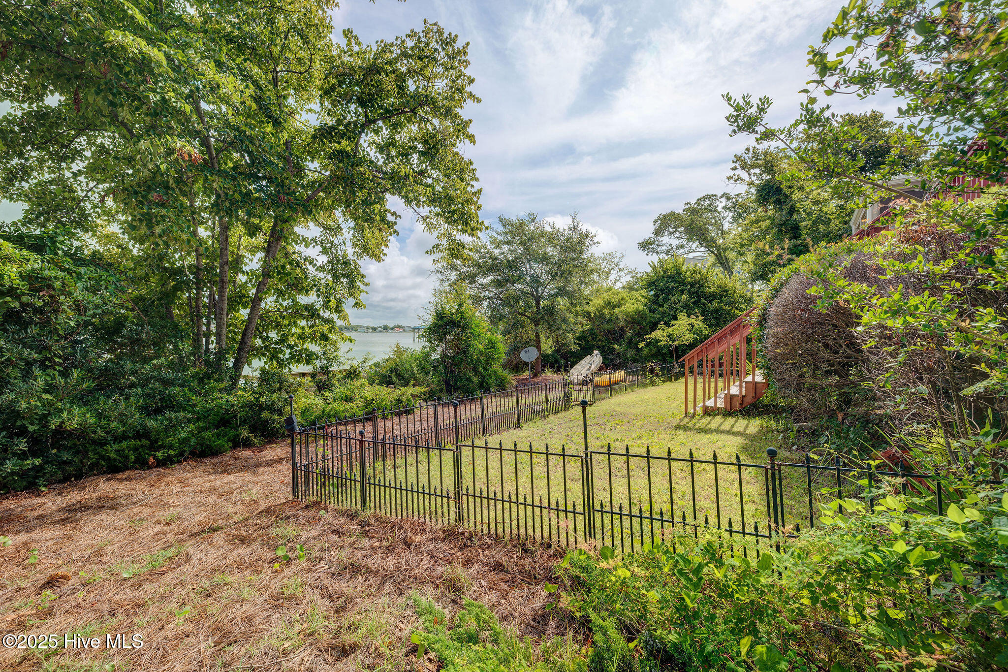 100519748 | Photo 17