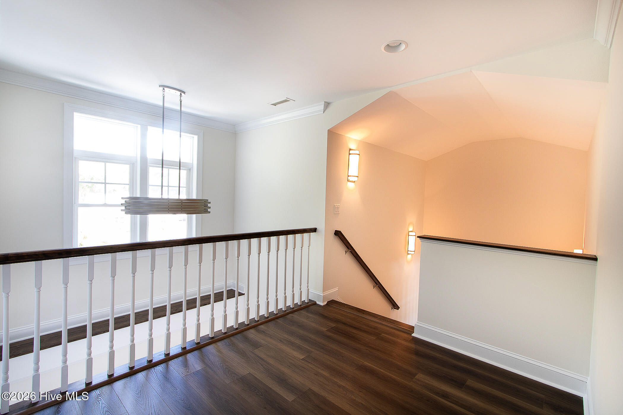 100568588 | Photo 65