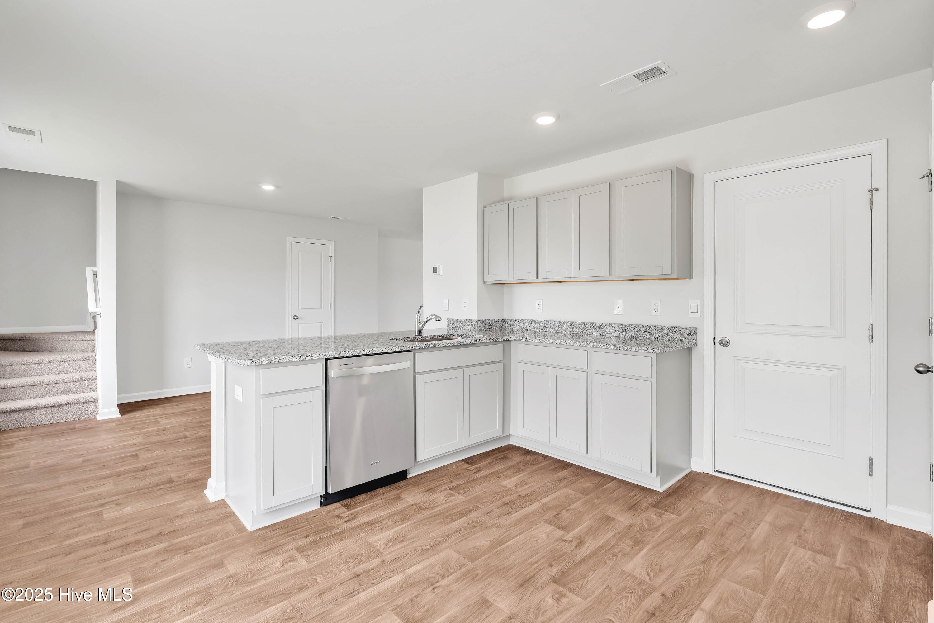 100518882 | Photo 13