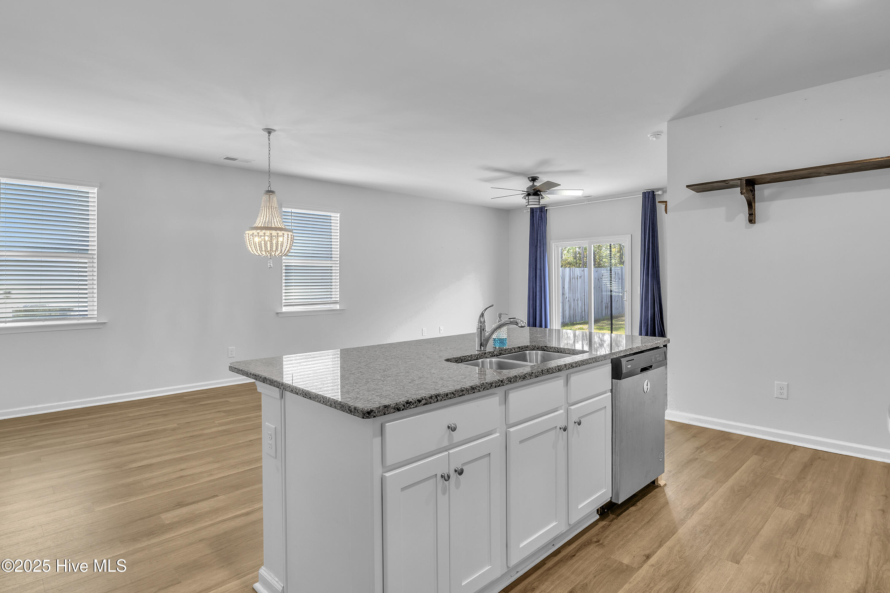 100540789 | Photo 16