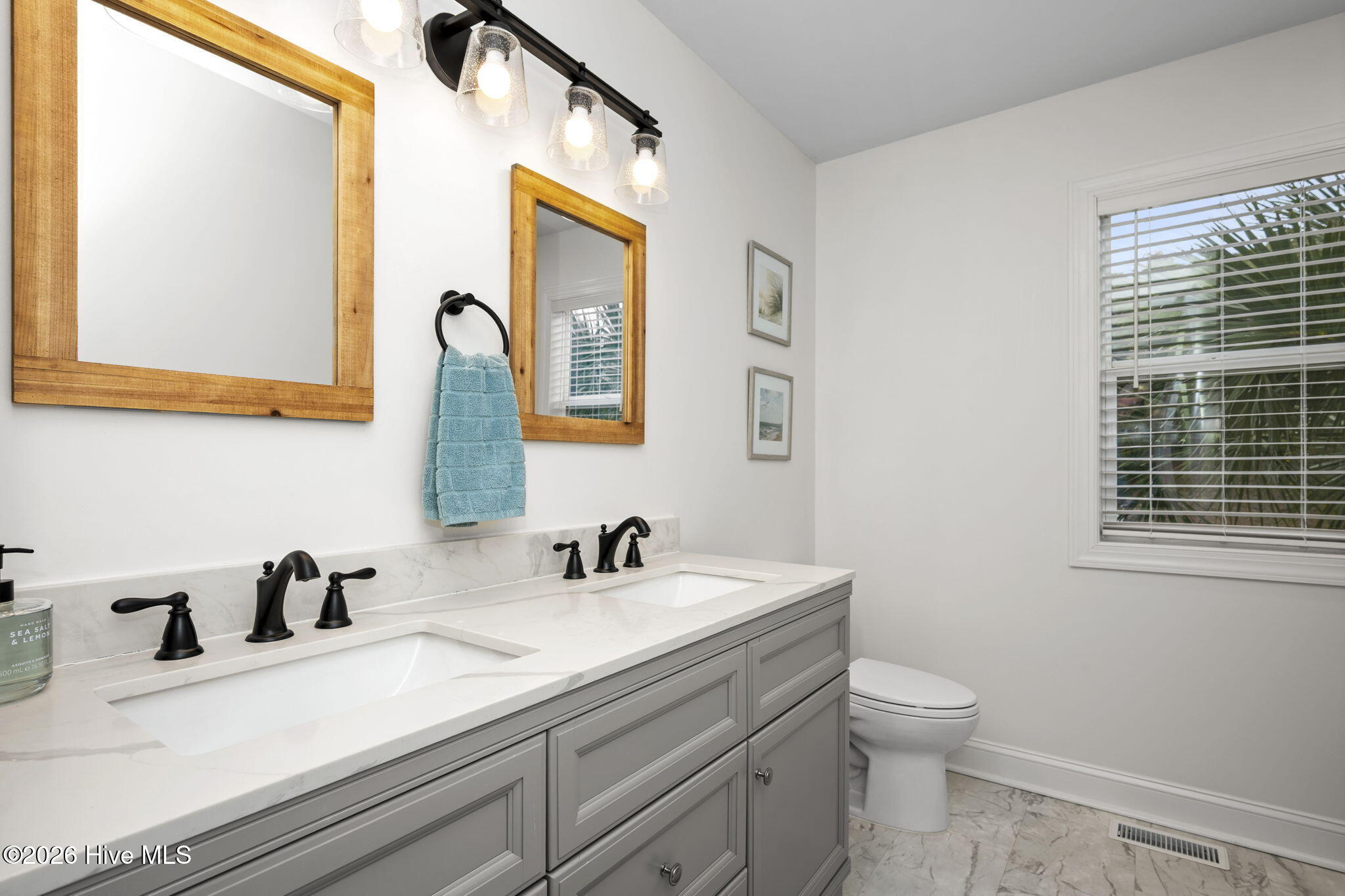 100557272 | Photo 51