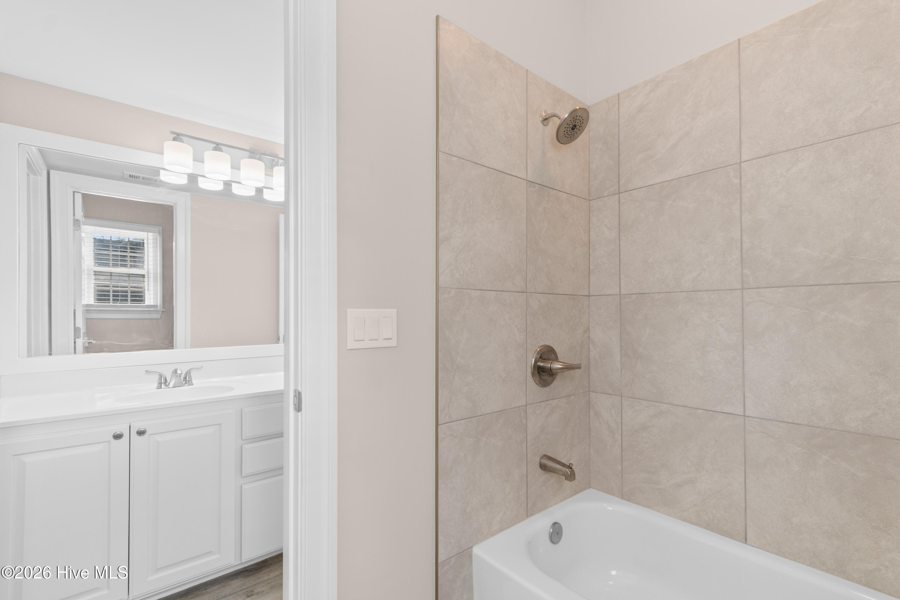 100569260 | Photo 25