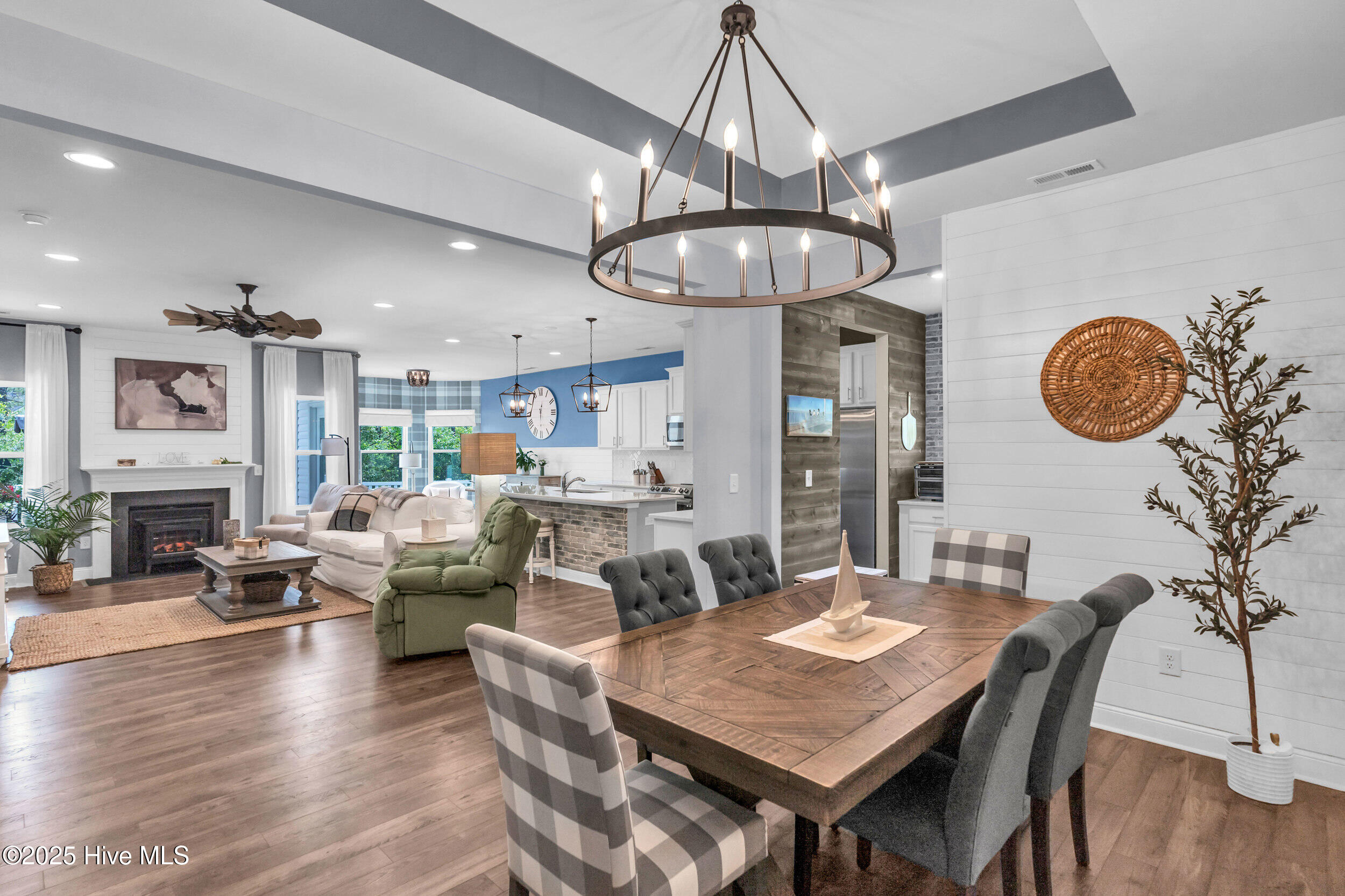 100510048 | Photo 11