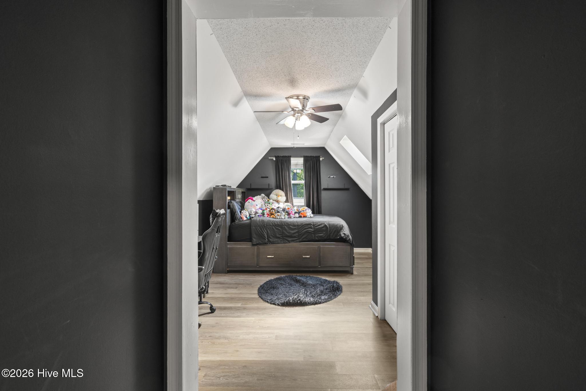 100568439 | Photo 33