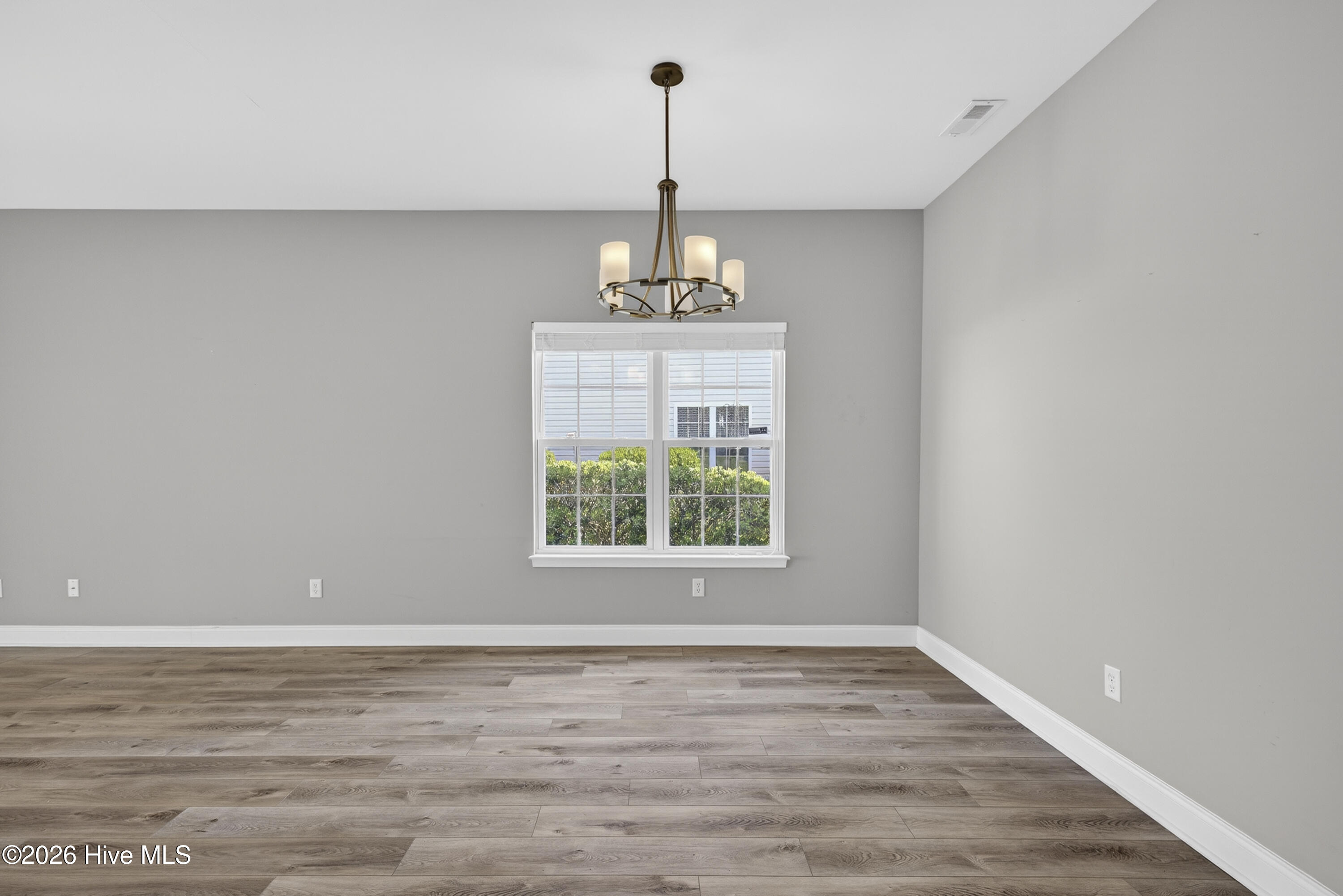 100562348 | Photo 13