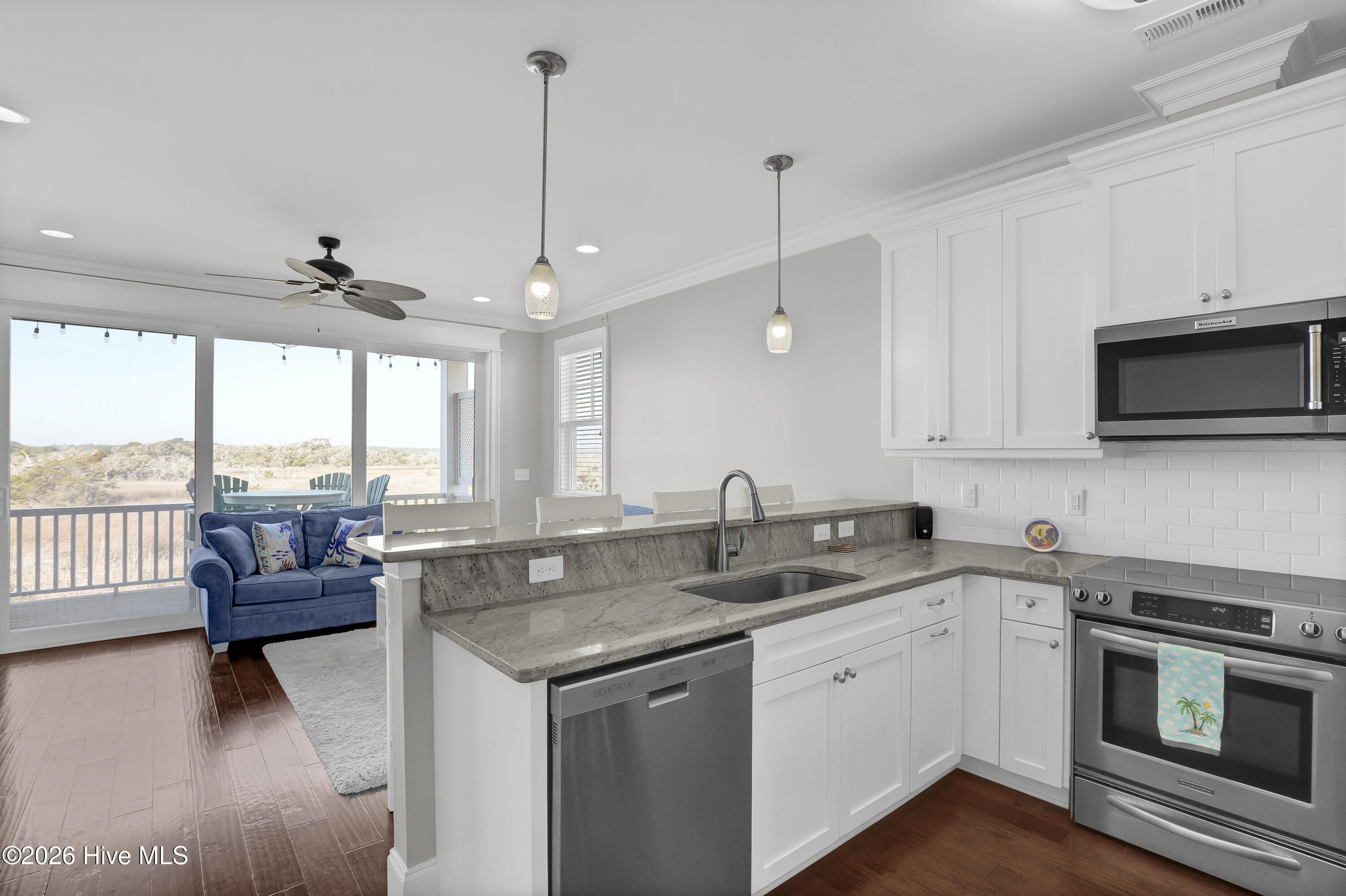 100548325 | Photo 11