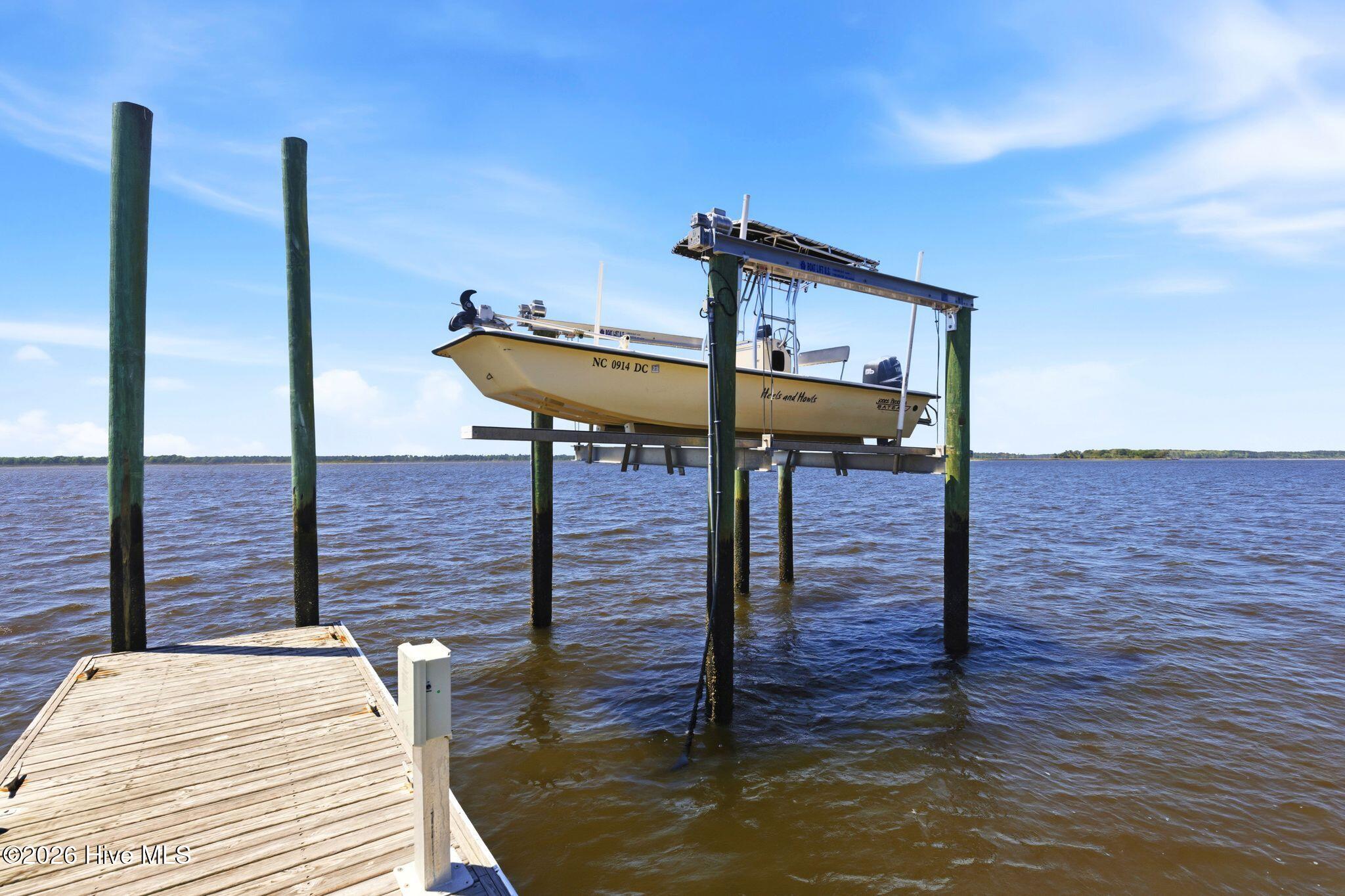 100568012 | Photo 98