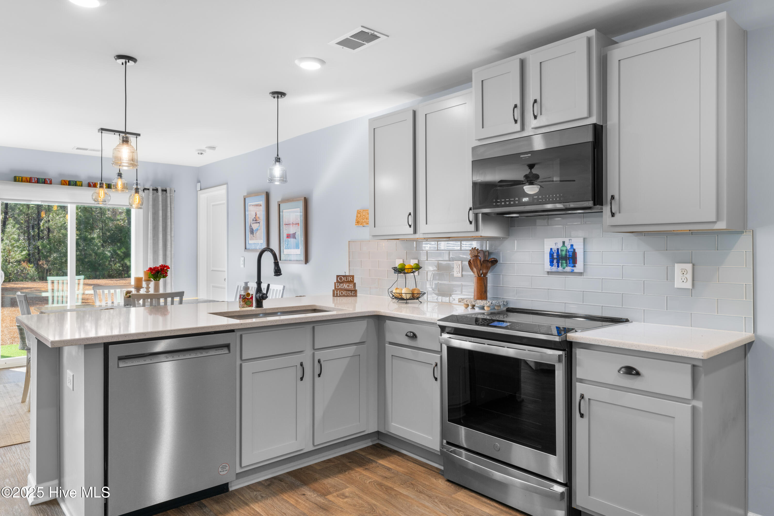 100542617 | Photo 14