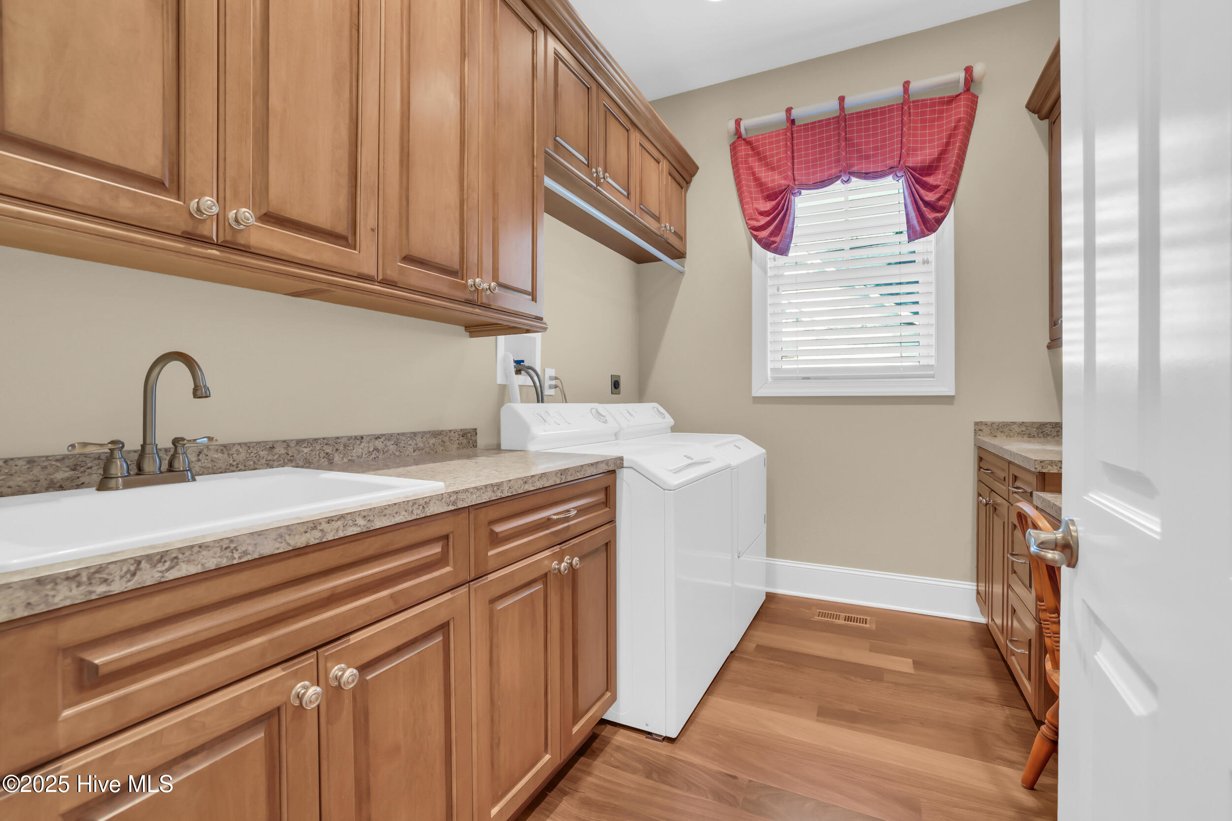 100533787 | Photo 25