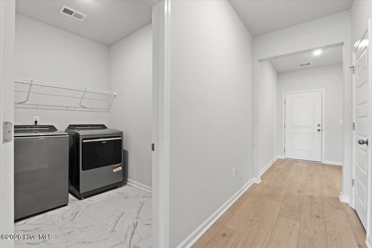 100567069 | Photo 33