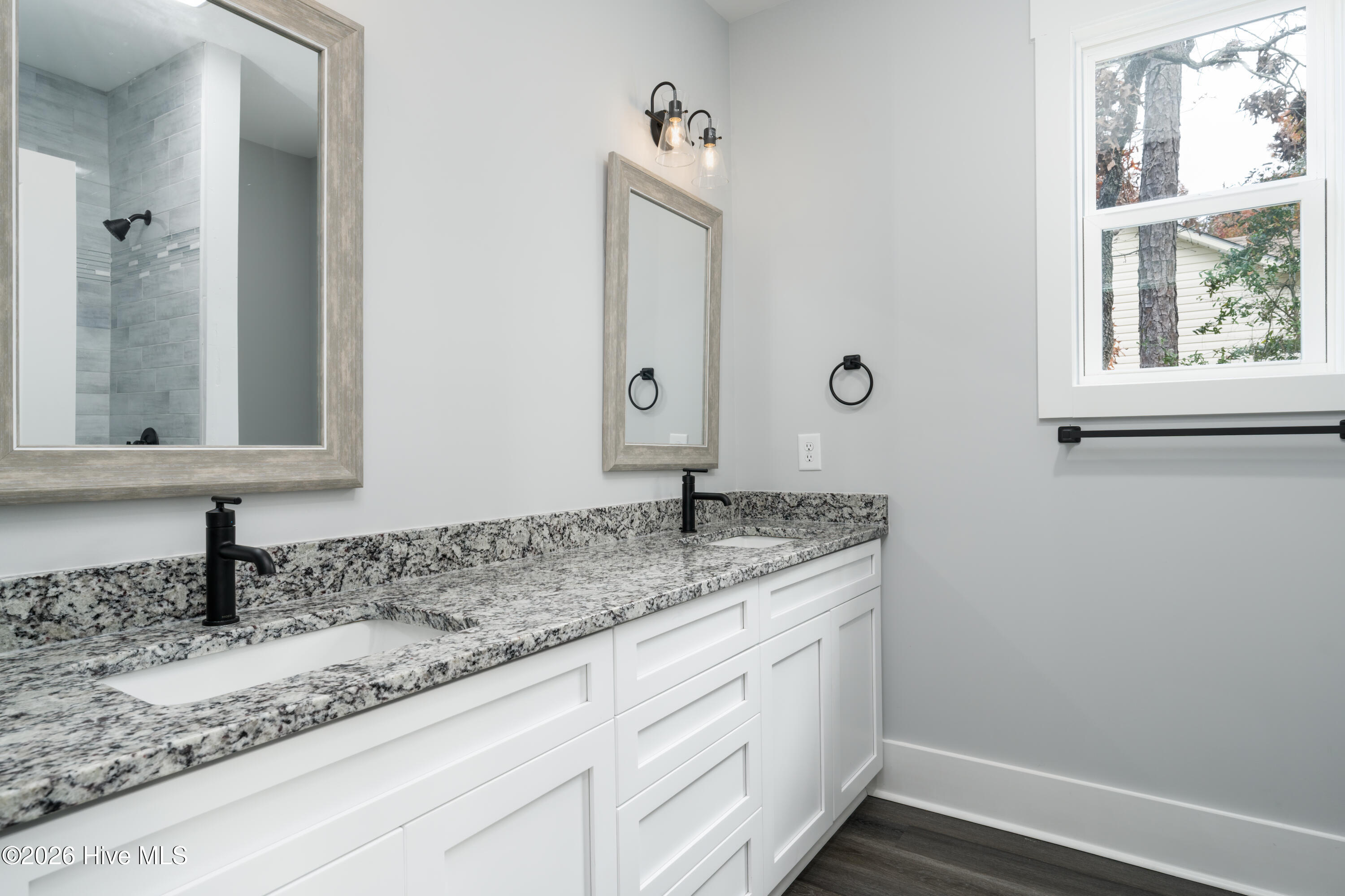 100523019 | Photo 22