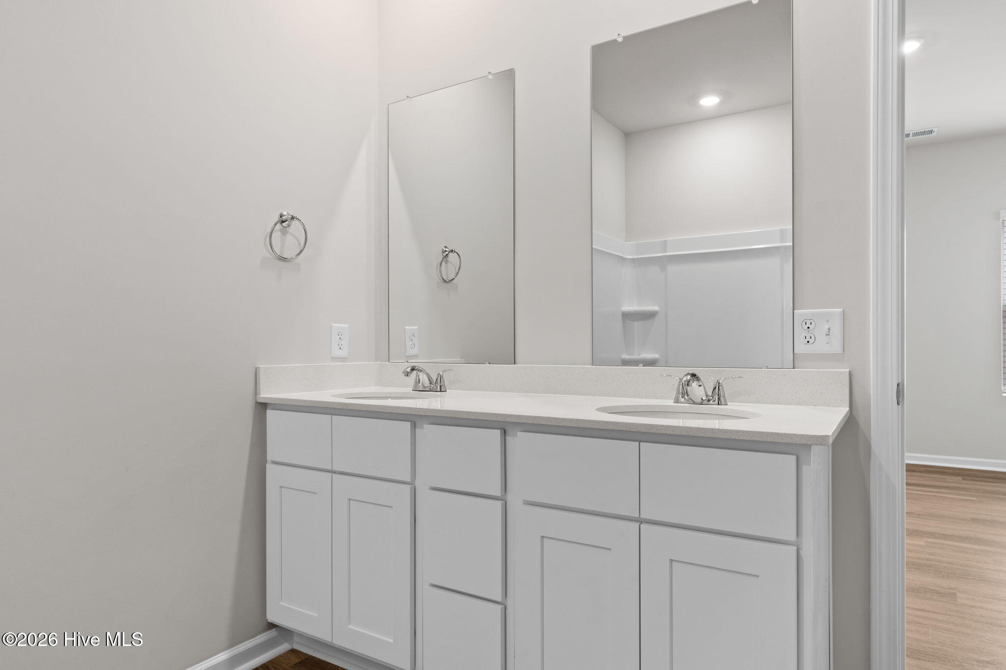 100514183 | Photo 23