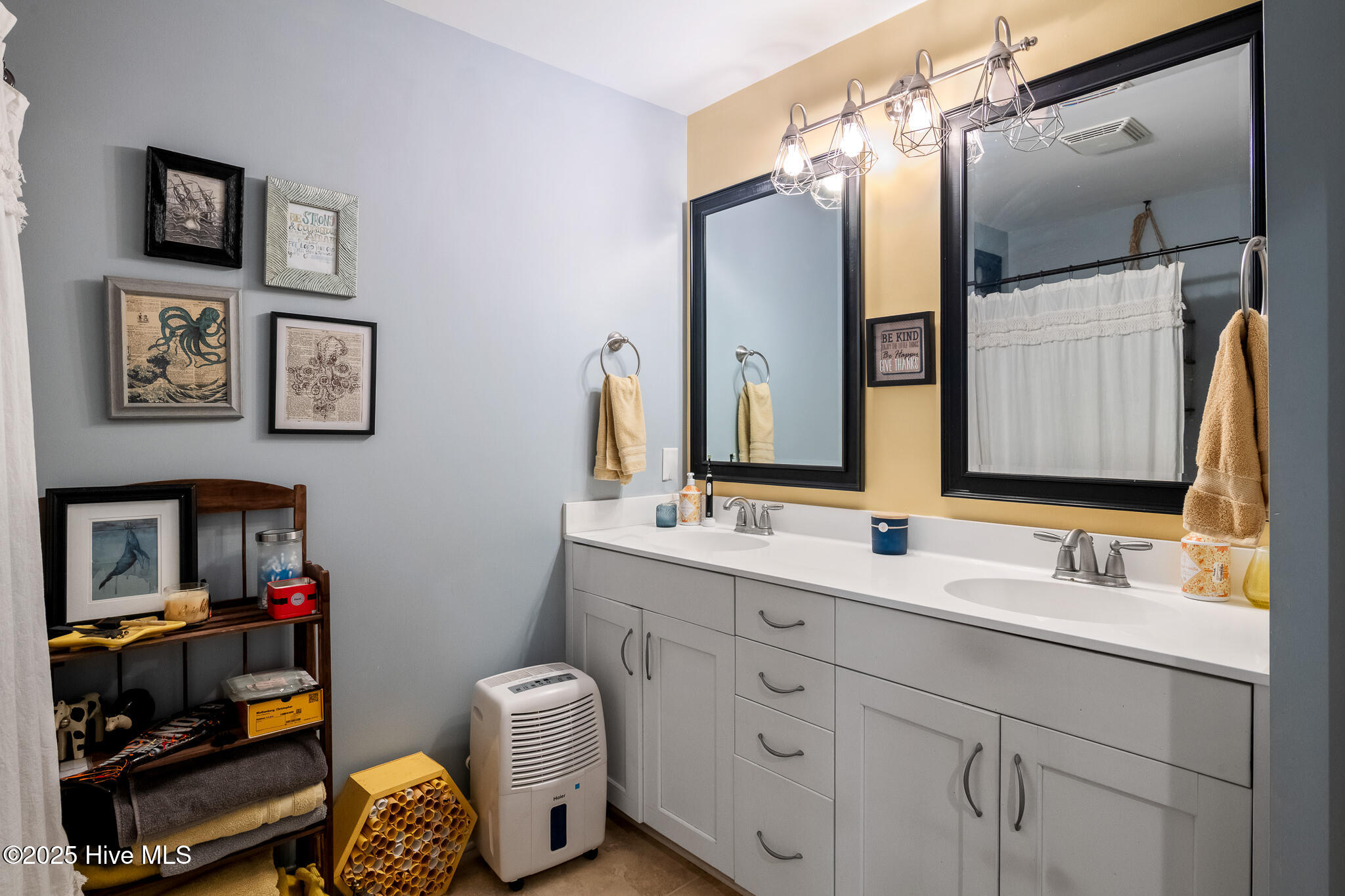 100532229 | Photo 32