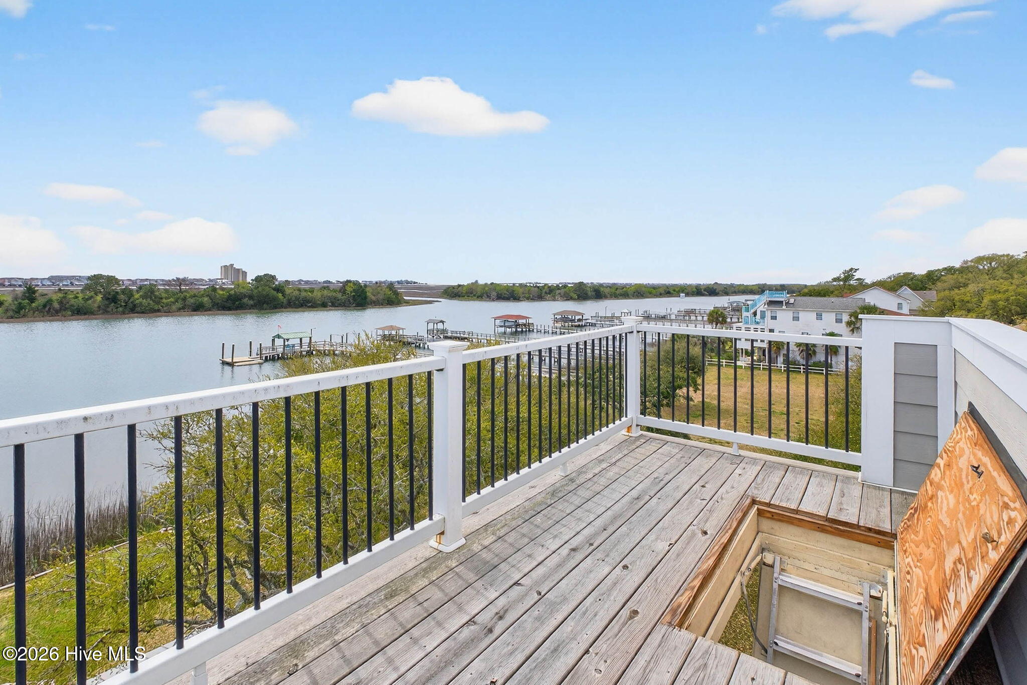 100563982 | Photo 40