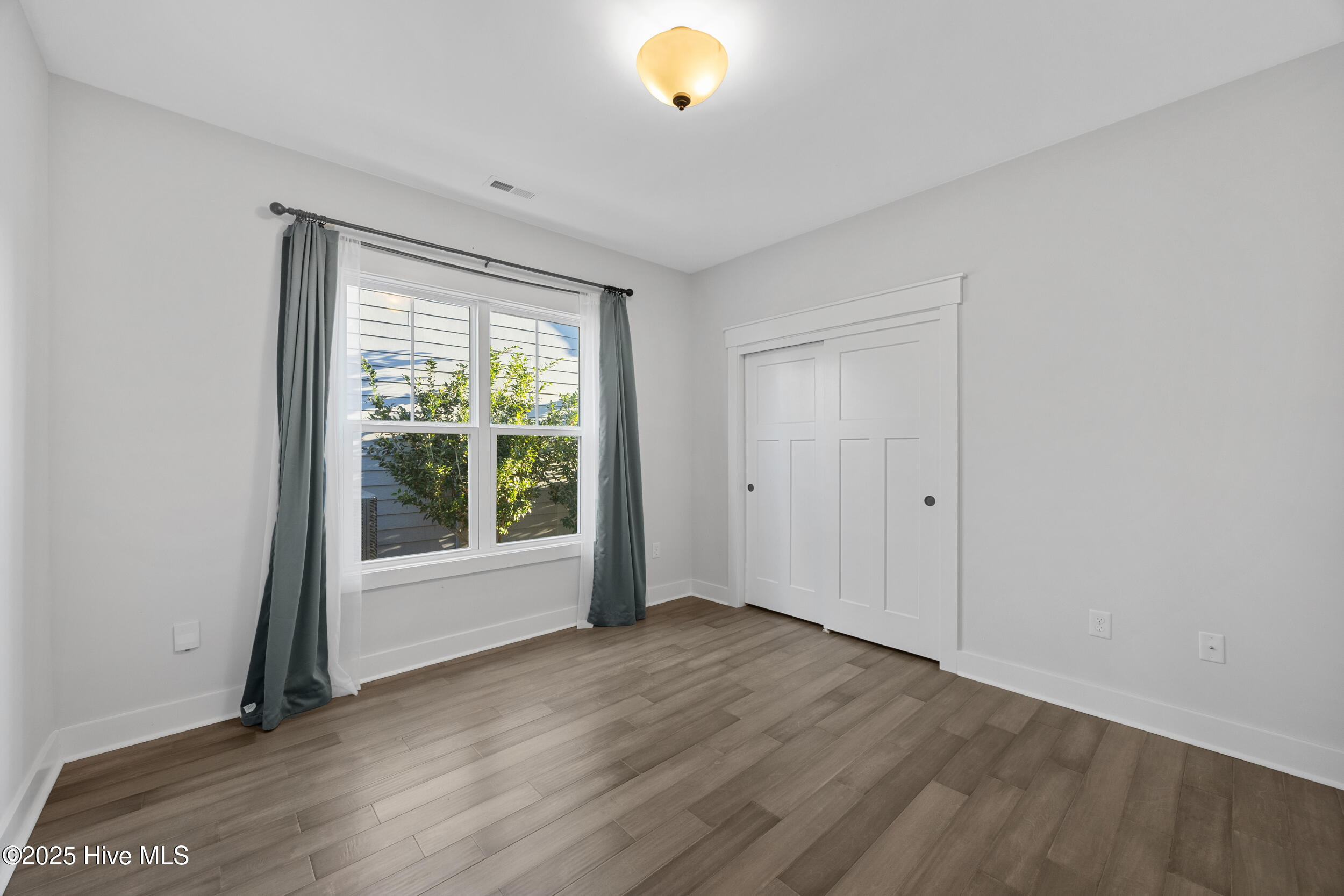 100545820 | Photo 25