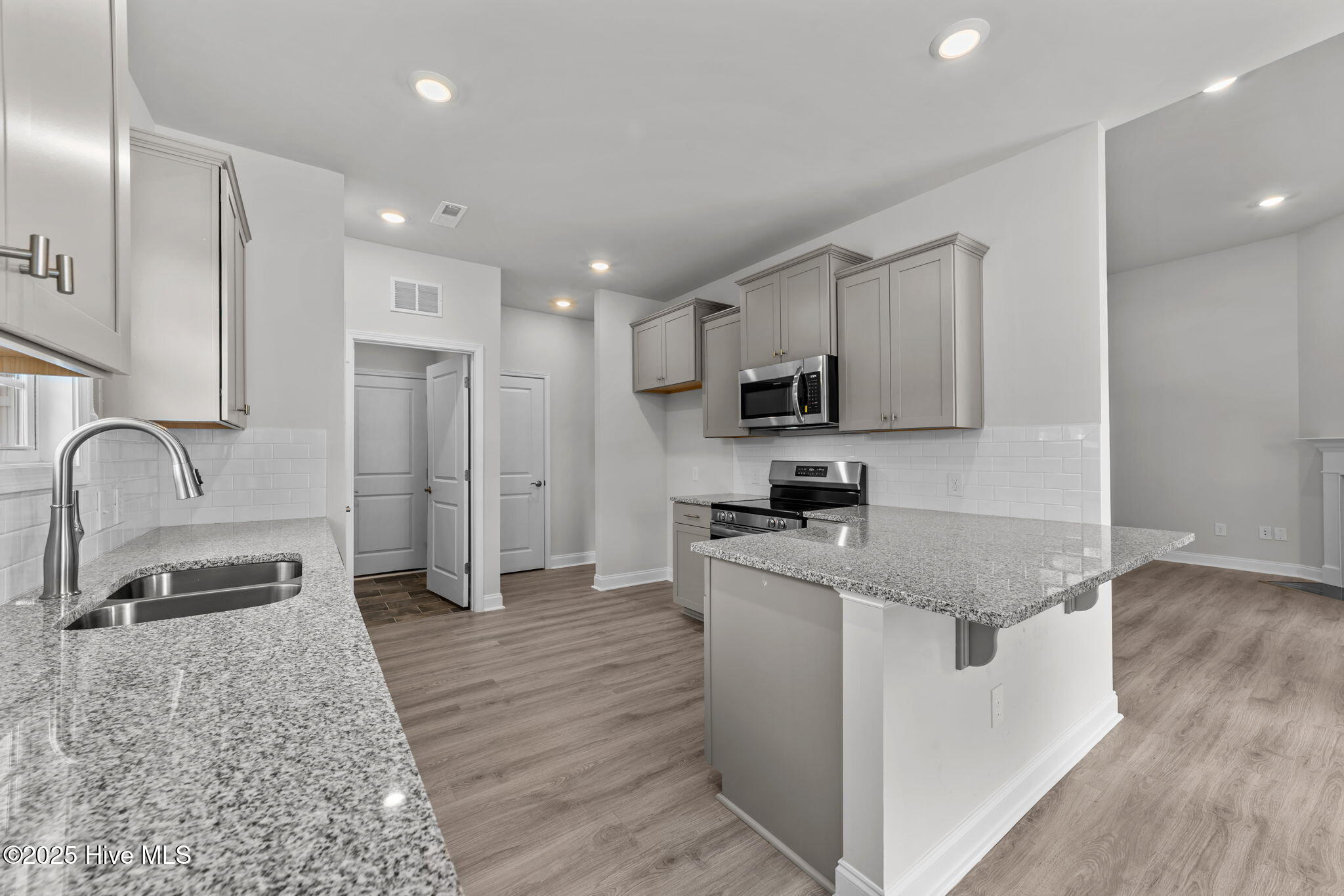 100523813 | Photo 10