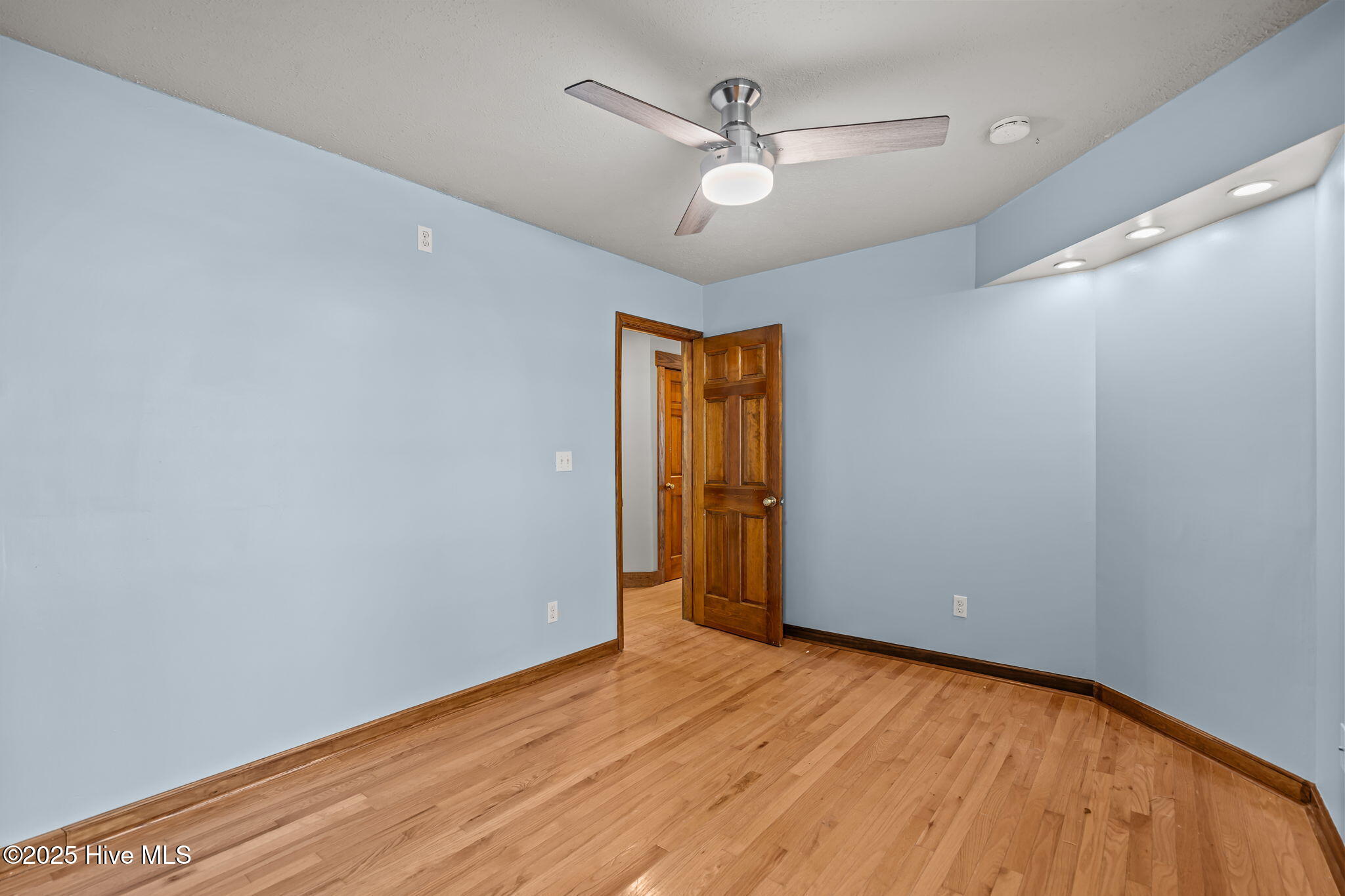 100536455 | Photo 30