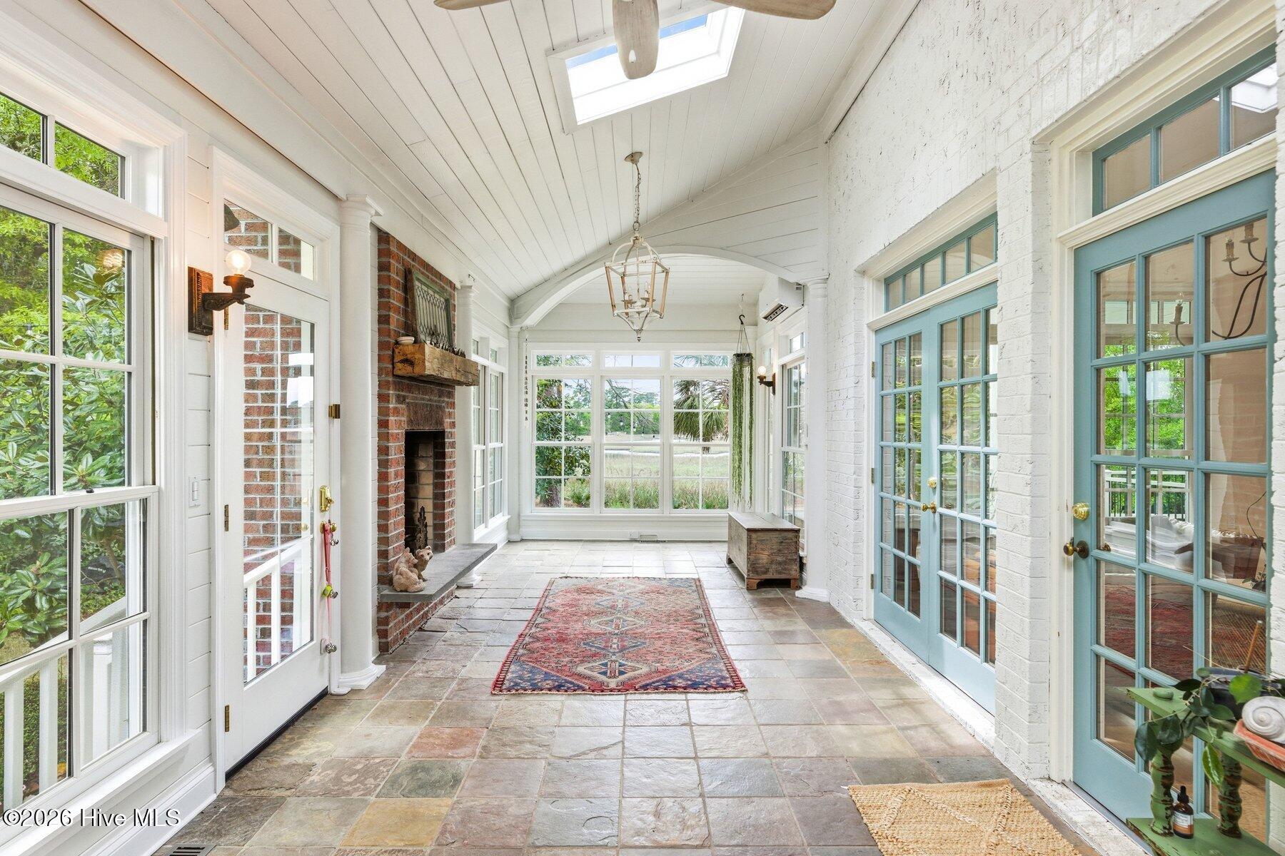 100565828 | Photo 19