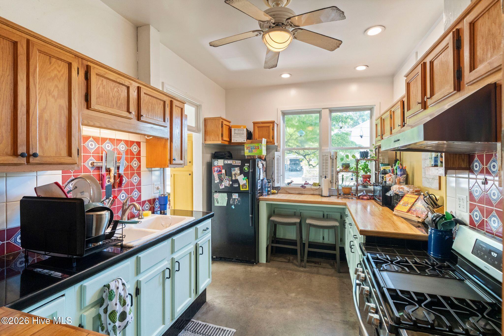 100570327 | Photo 33