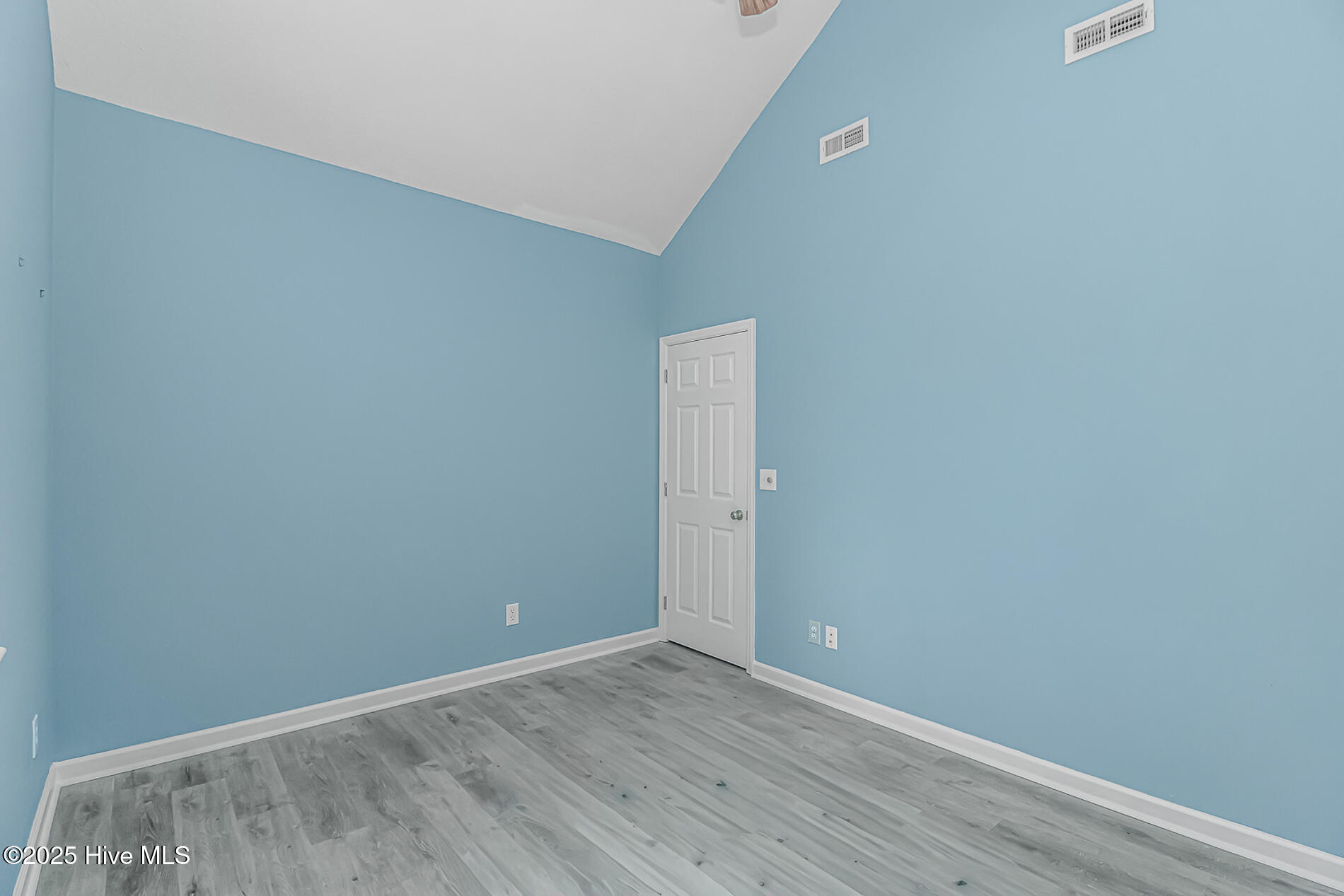 100536588 | Photo 21