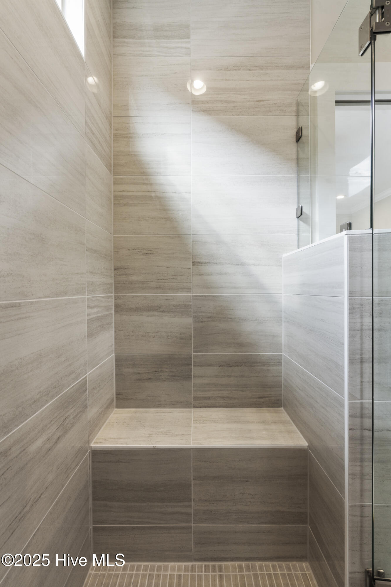 100537475 | Photo 43