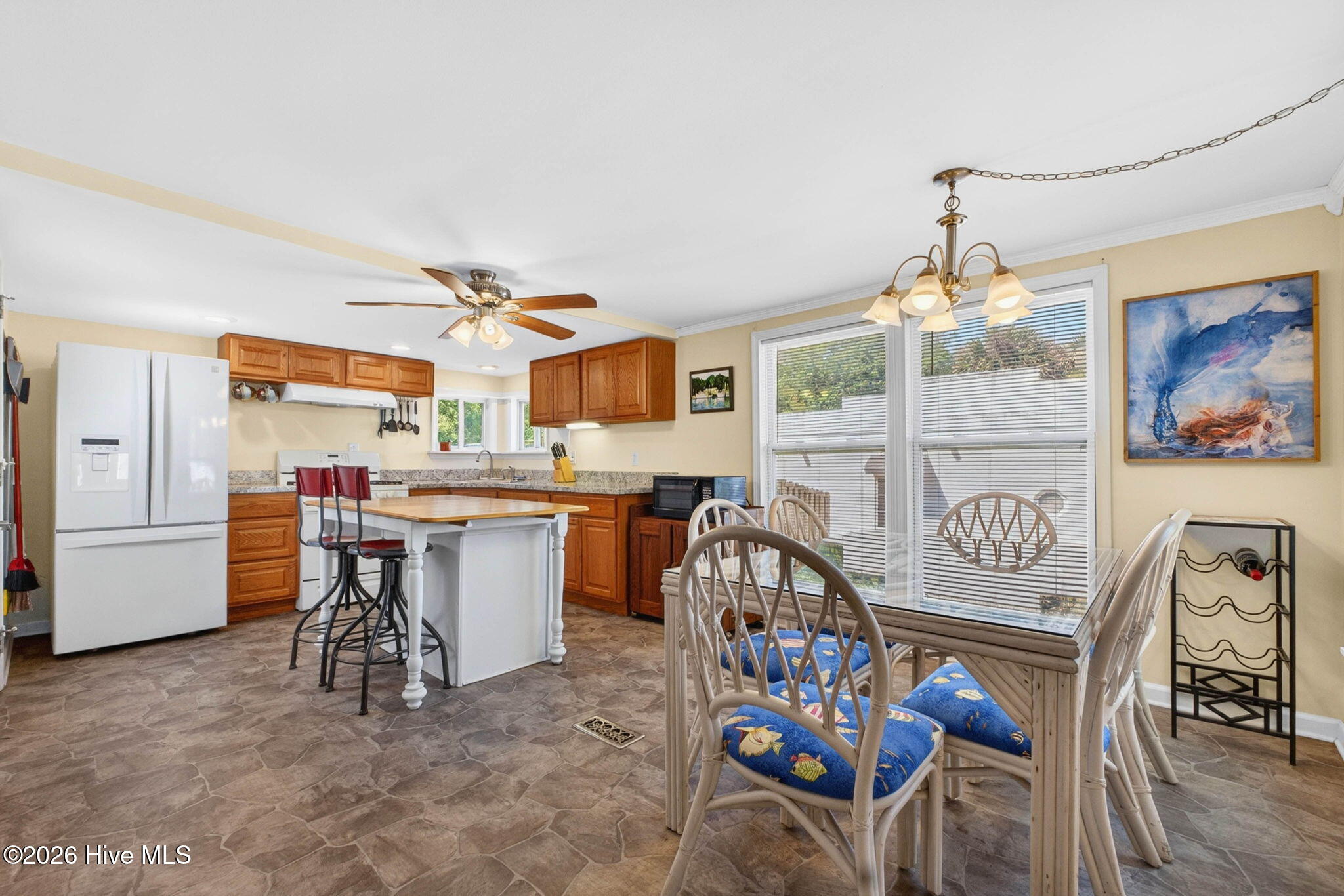 100567850 | Photo 13