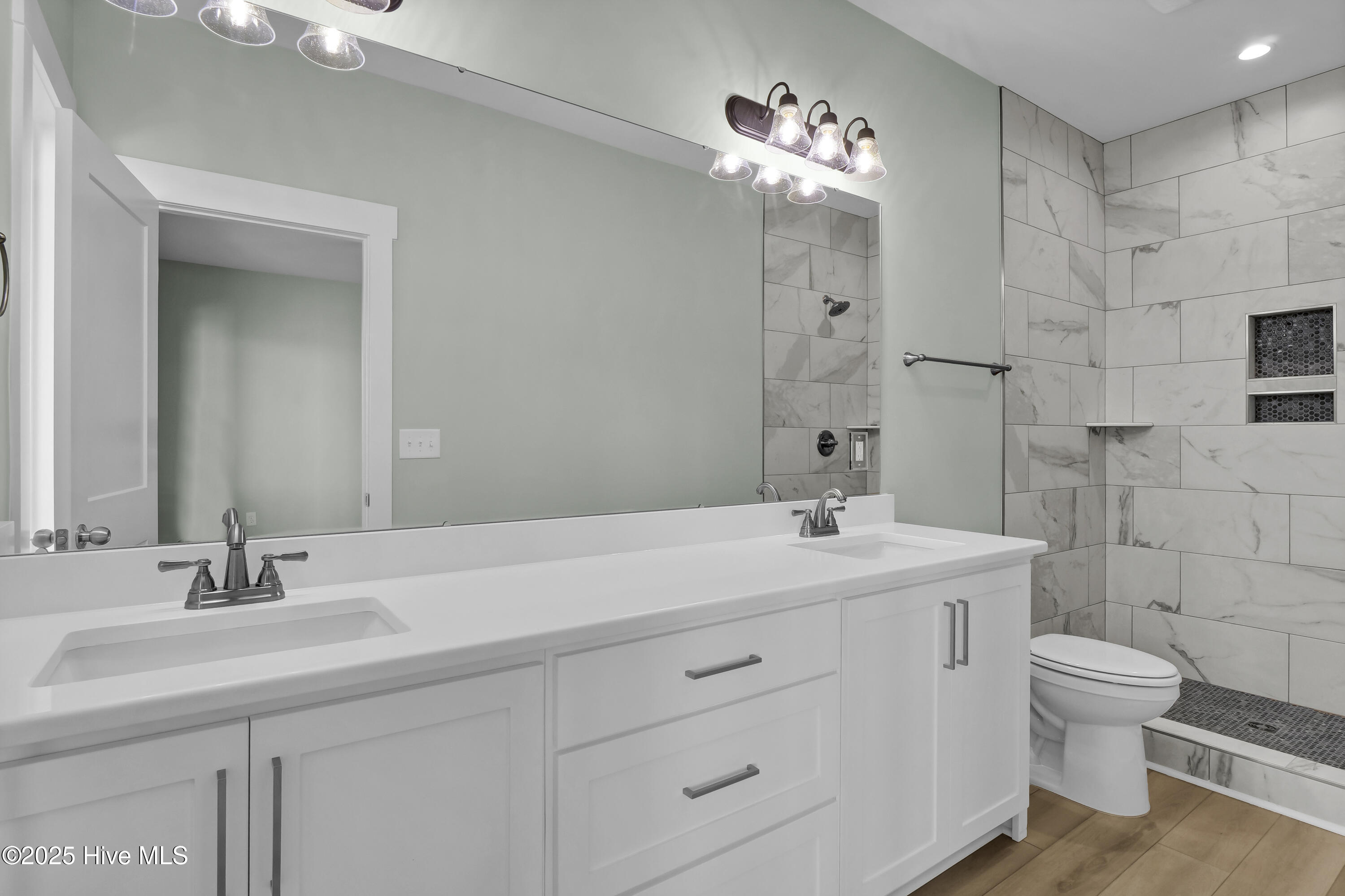 100542555 | Photo 24