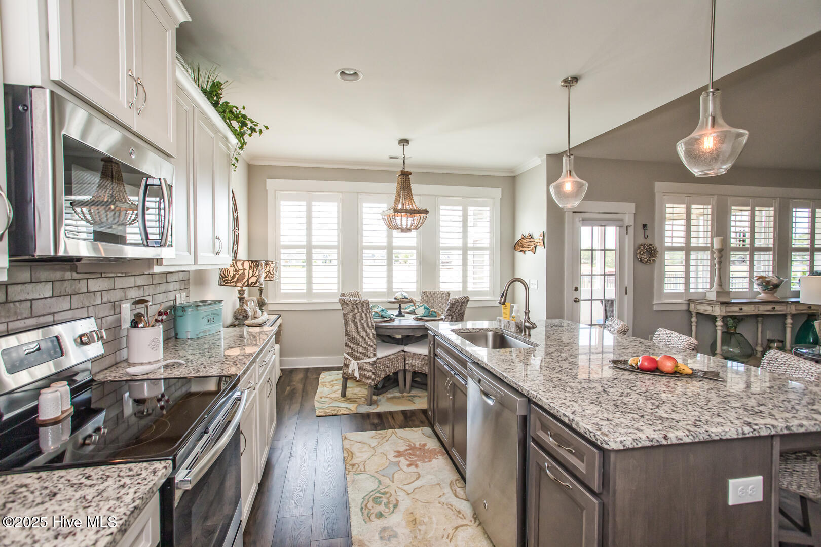 100546730 | Photo 27